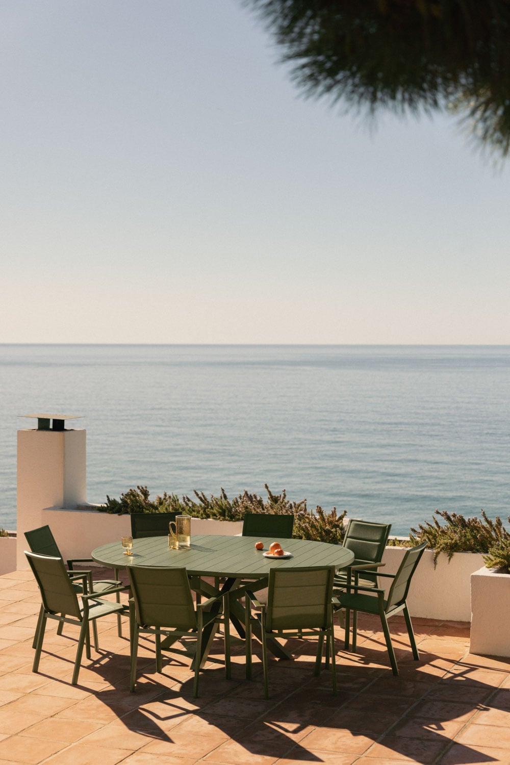 Set de table extensible 145-200x145 cm Barces et 8 chaises de jardin empilables avec accoudoirs en aluminium Karena, image de la galerie 1