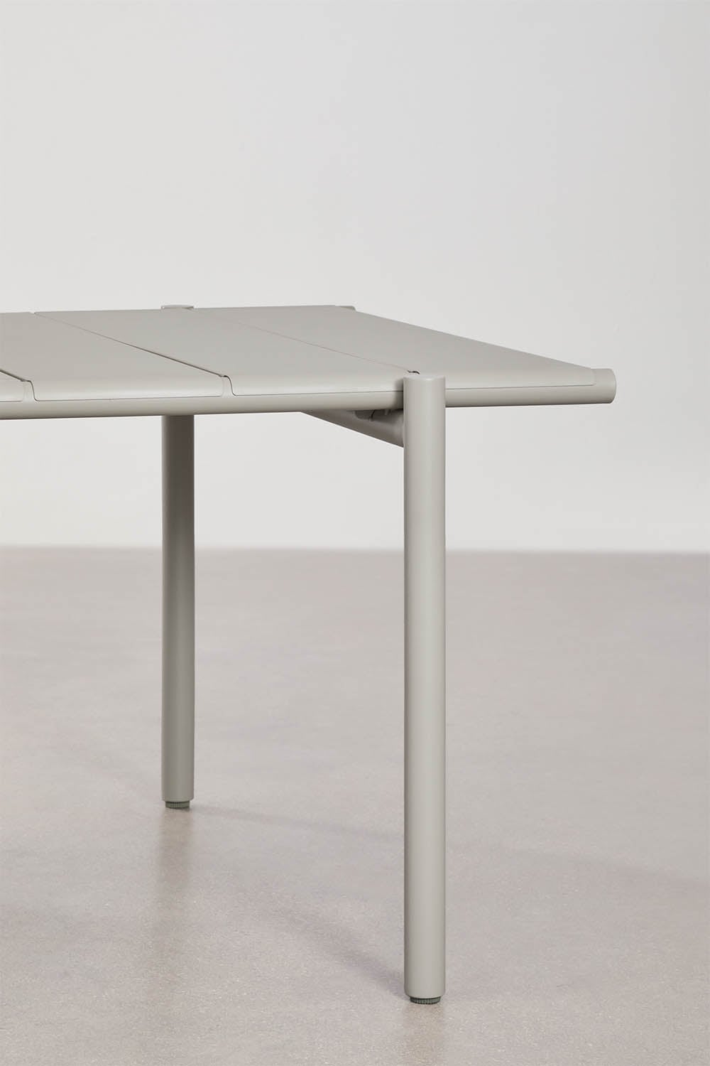 Set de table rectangulaire 235x105 cm en acier Tossa et 8 chaises de jardin empilables en acier et rotin synthétique Veyra, image de la galerie 5