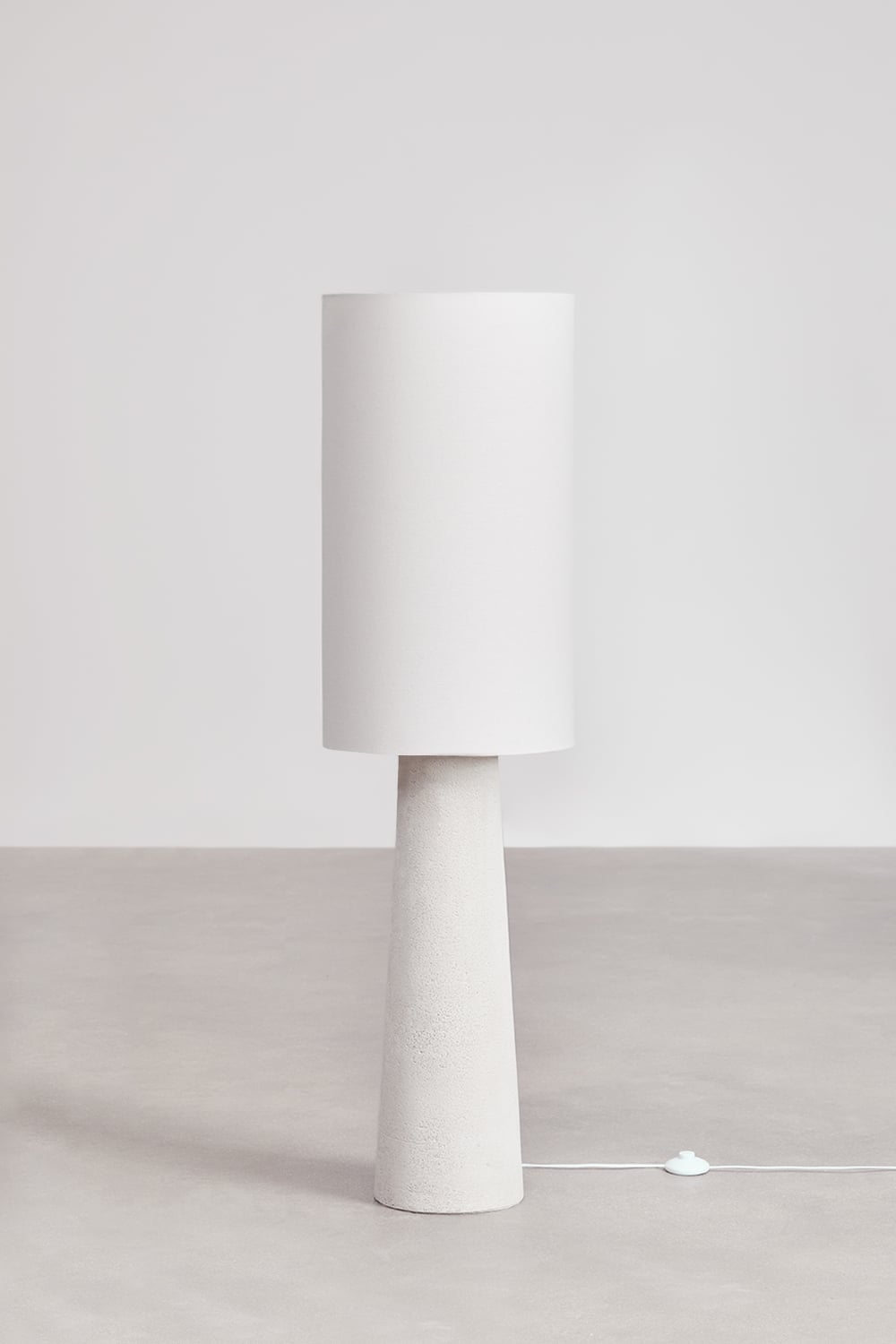 Lampadaire en lin et fibre de verre Loana, image de la galerie 3