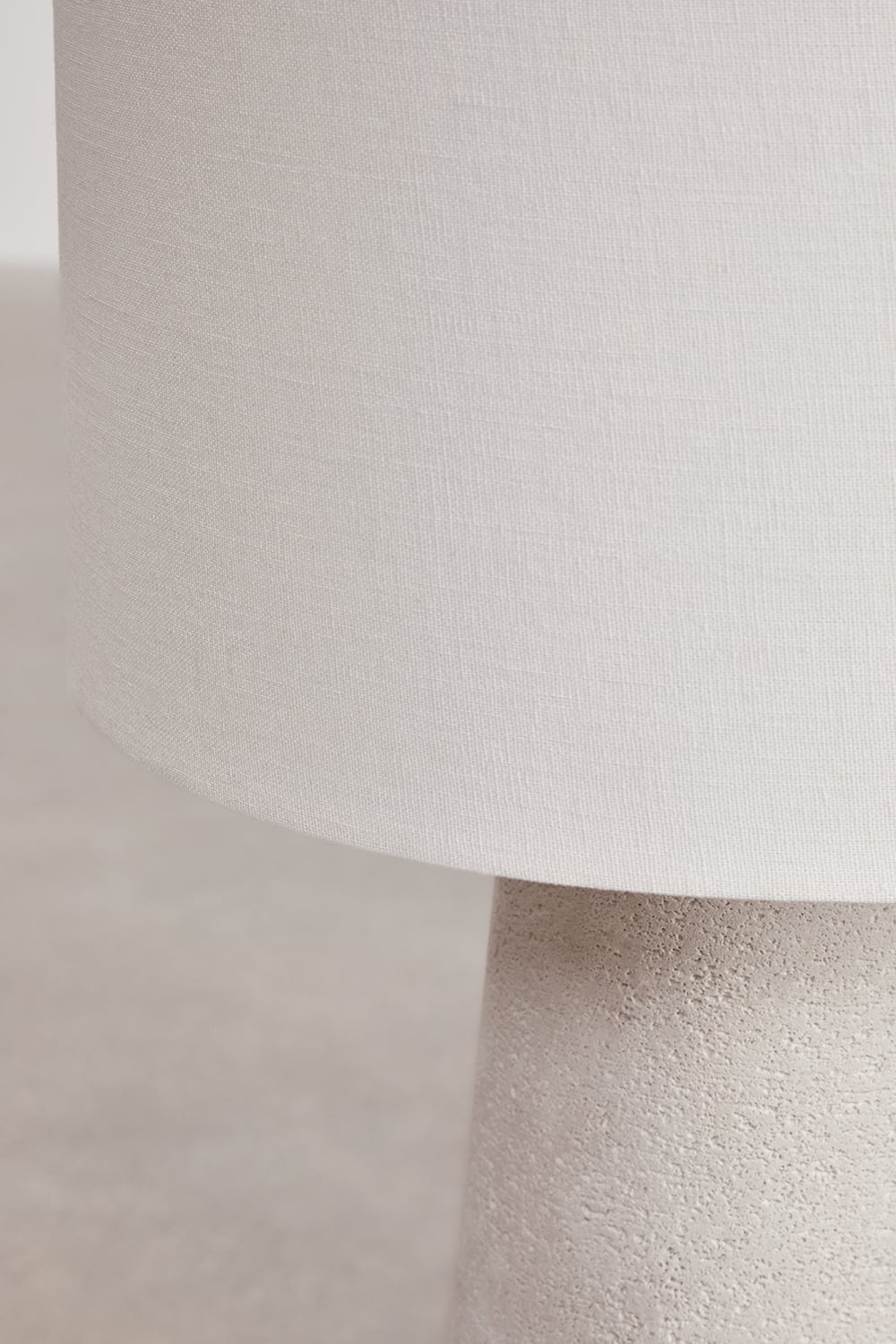 Lampadaire en lin et fibre de verre Loana, image de la galerie 6