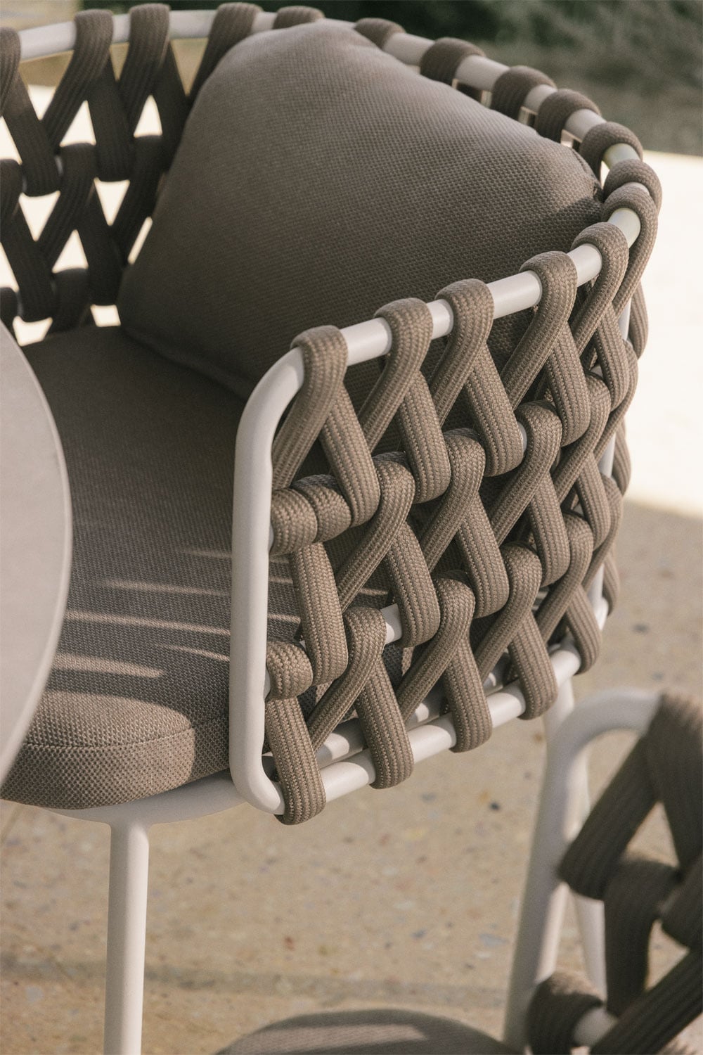Pack de 2 chaises de jardin avec accoudoirs en aluminium et corde tressée Tevary, image de la galerie 2