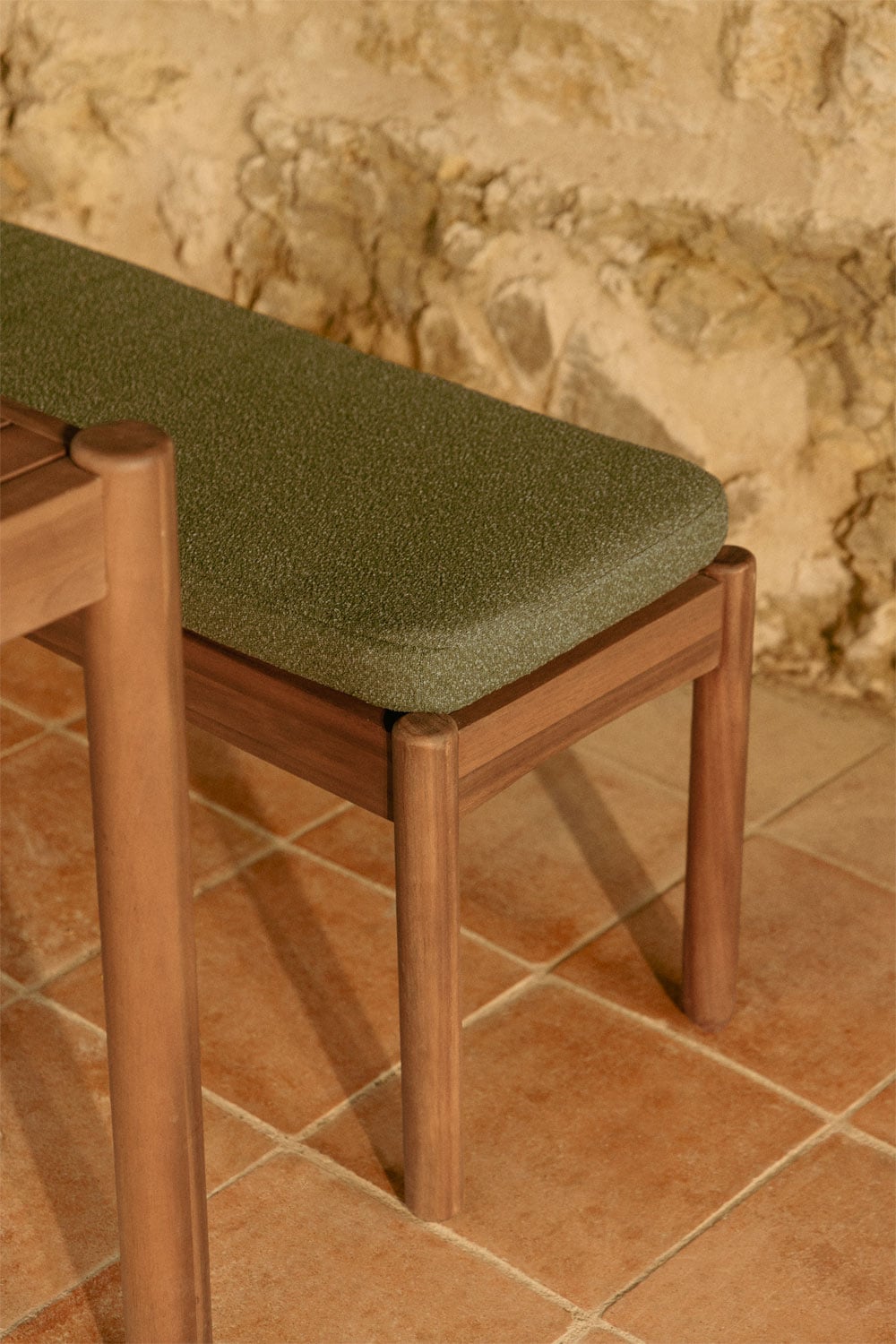 Banc de jardin 180 cm en bois d'acacia et tapissé en bouclé vert sauge Karvia, image de la galerie 2