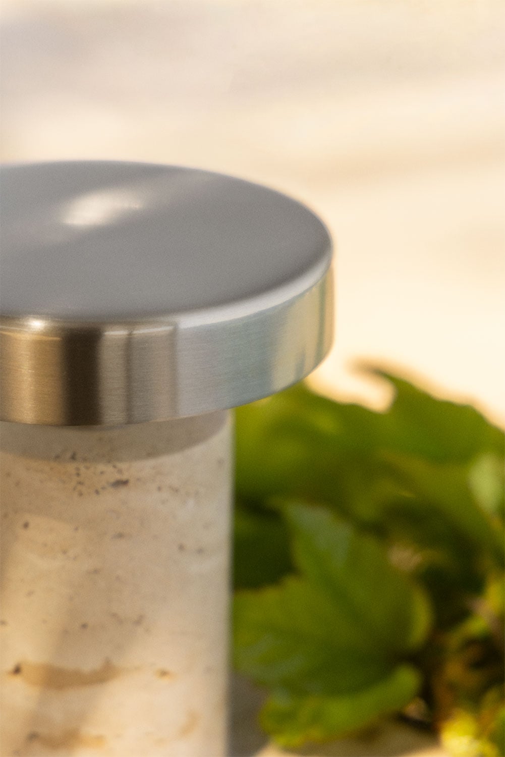 Lampe de table LED sans fil pour extérieur en fer et pierre naturelle Isasia, image de la galerie 2