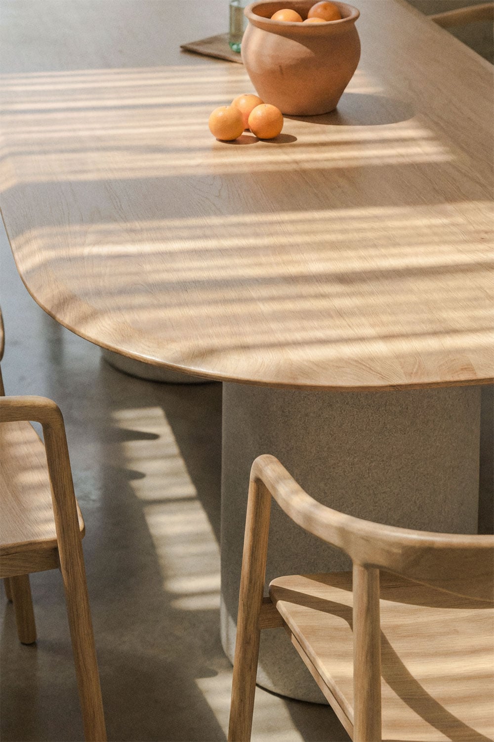 Table à manger ovale en MDF et ciment Lysander, image de la galerie 2