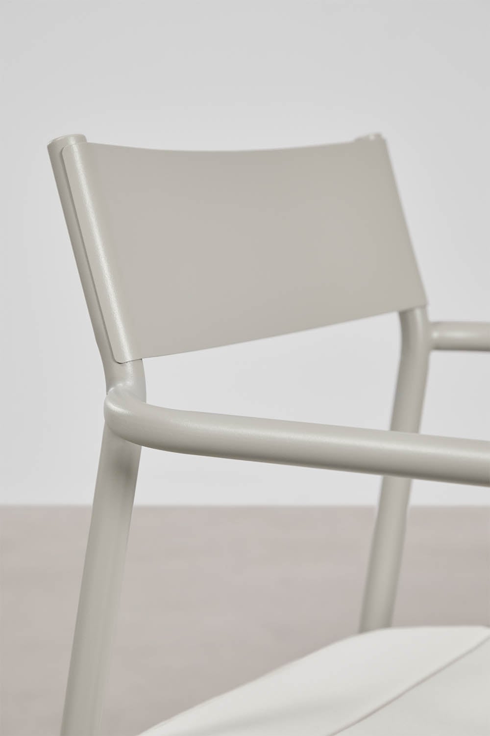Set de table rectangulaire 235x105 cm et 8 chaises de jardin empilables en acier Tossa, image de la galerie 10