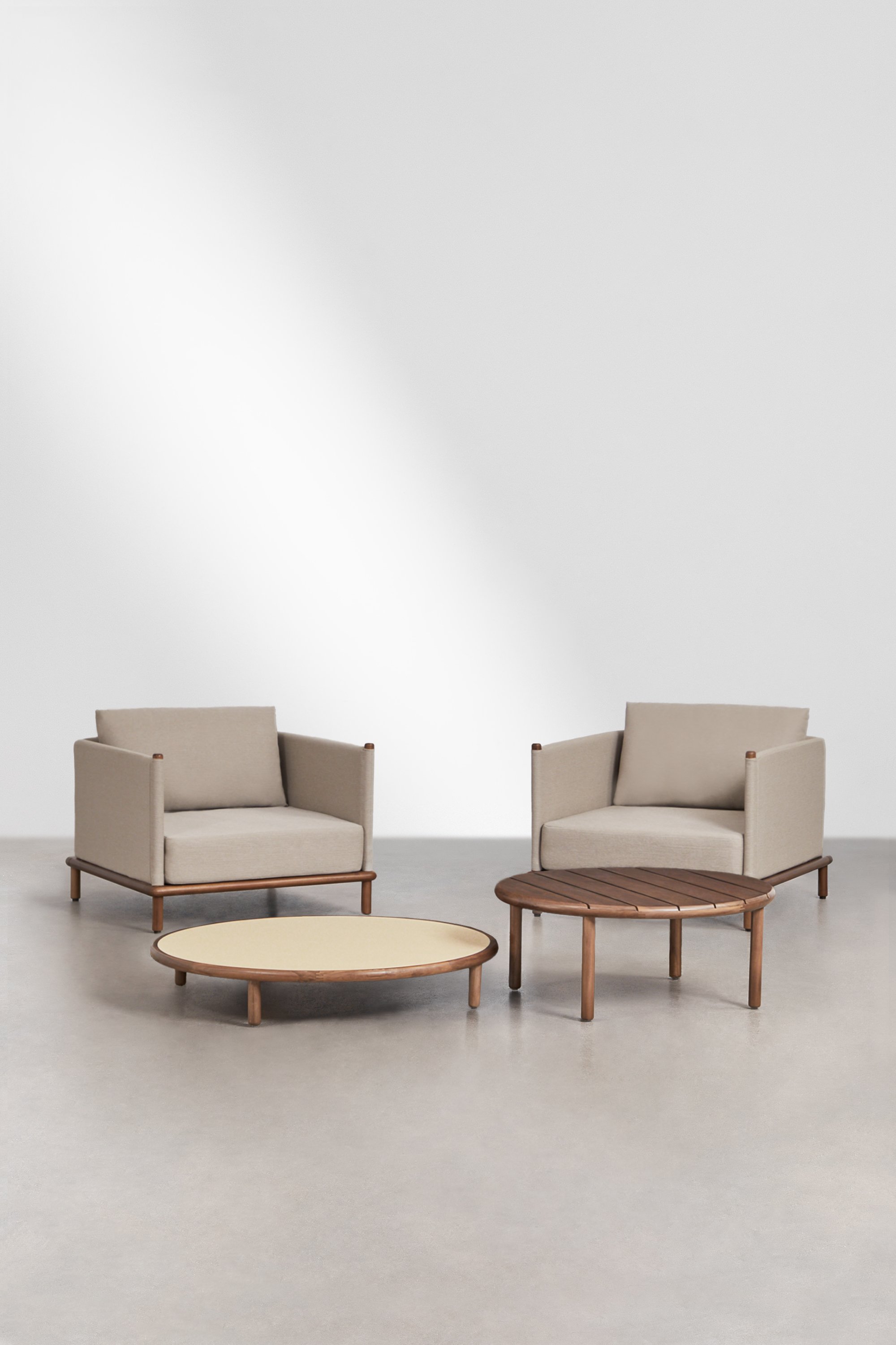 Ensemble de jardin avec 2 fauteuils et 2 tables basses rondes en bois d'acacia Olivia, image de la galerie 1