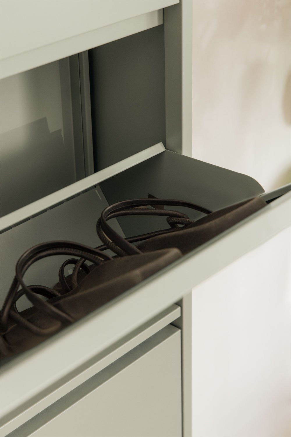 Meuble à chaussures en acier Logan, image de la galerie 2