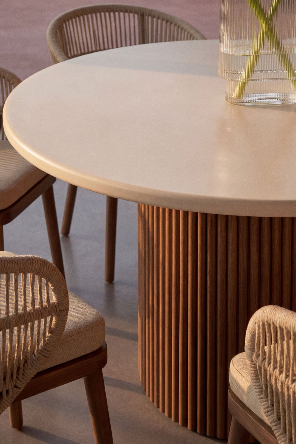 Table de salle à manger ronde en ciment et bois d'acacia Sirvon, image de la galerie 2