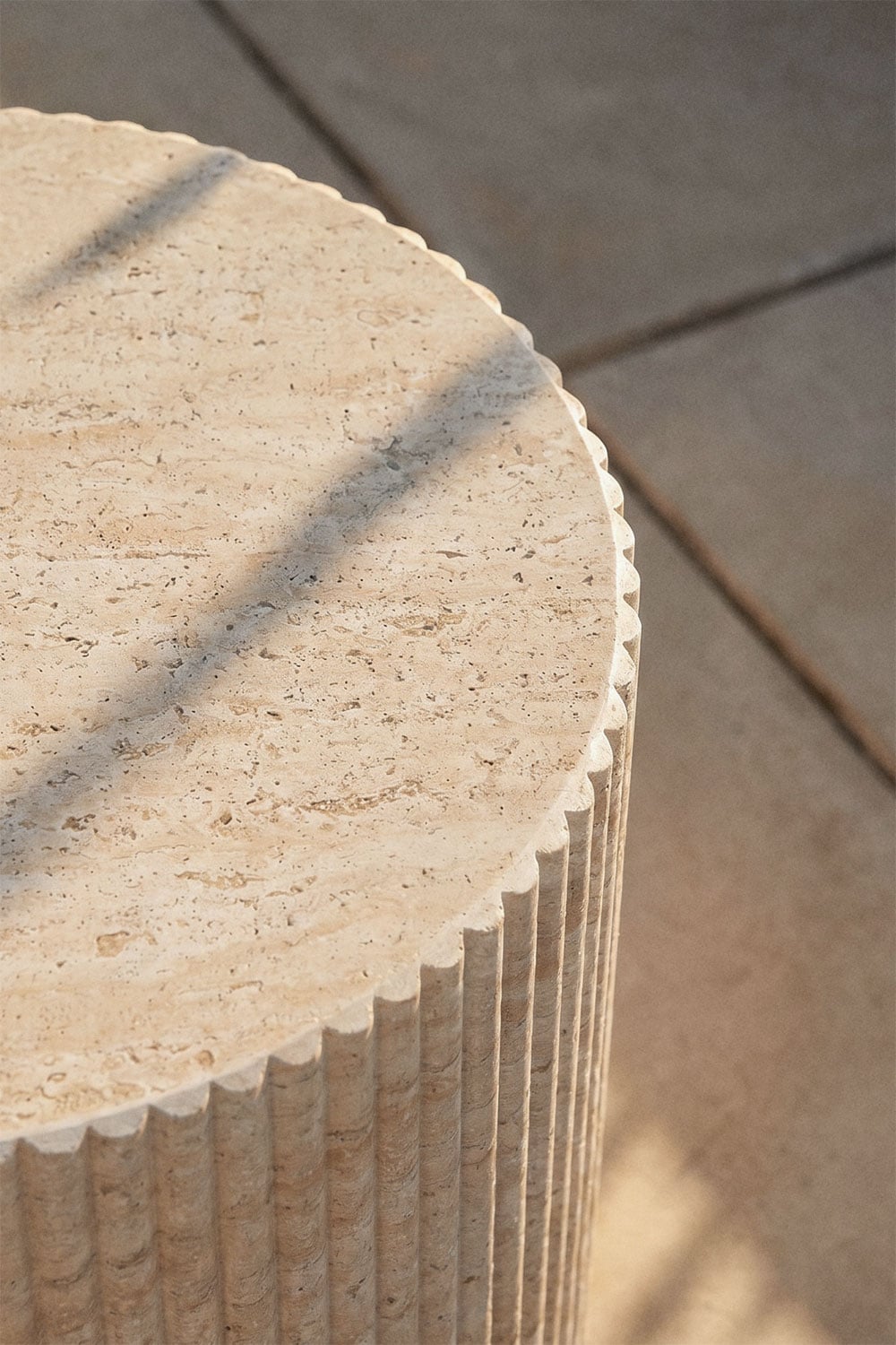 Table d'appoint de jardin ronde Ø40 cm en ciment effet travertin Velia, image de la galerie 2