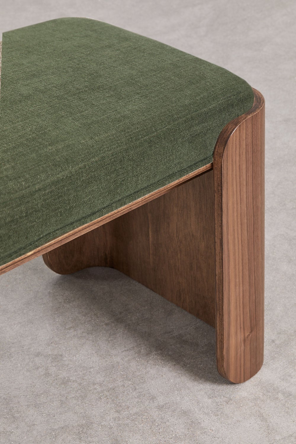 Banc 160 cm en bois d'hévéa foncé et placage tapissé en tissu vert olive intense Lofren, image de la galerie 3