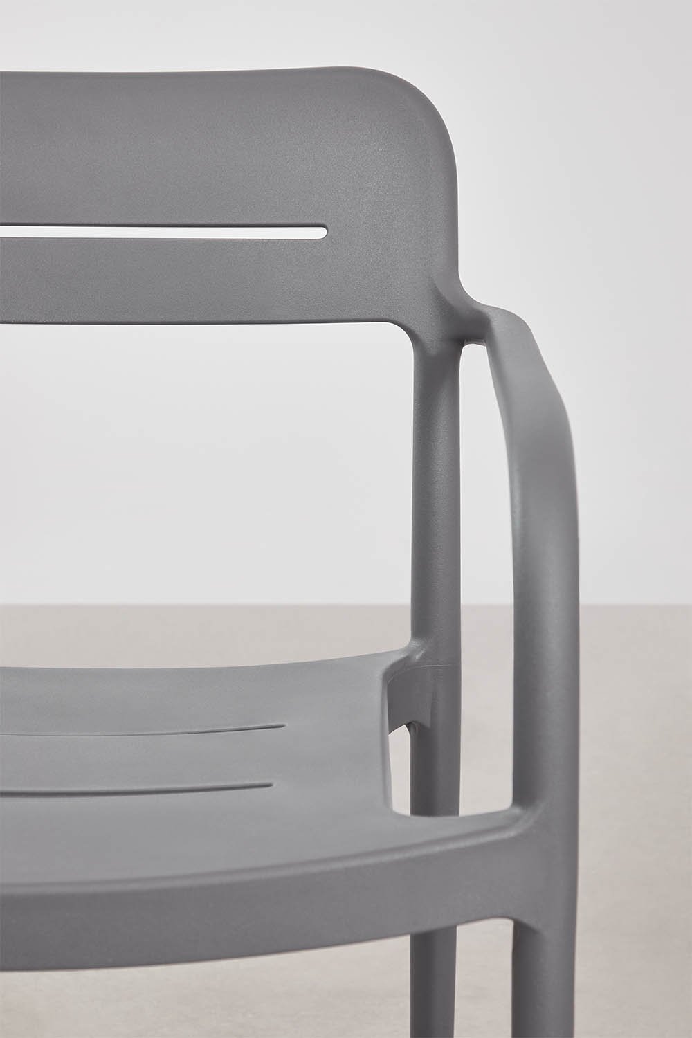 Set de table ronde Ø110 cm en aluminium Elton et 4 chaises de jardin empilables en polypropylène Graneli, image de la galerie 9