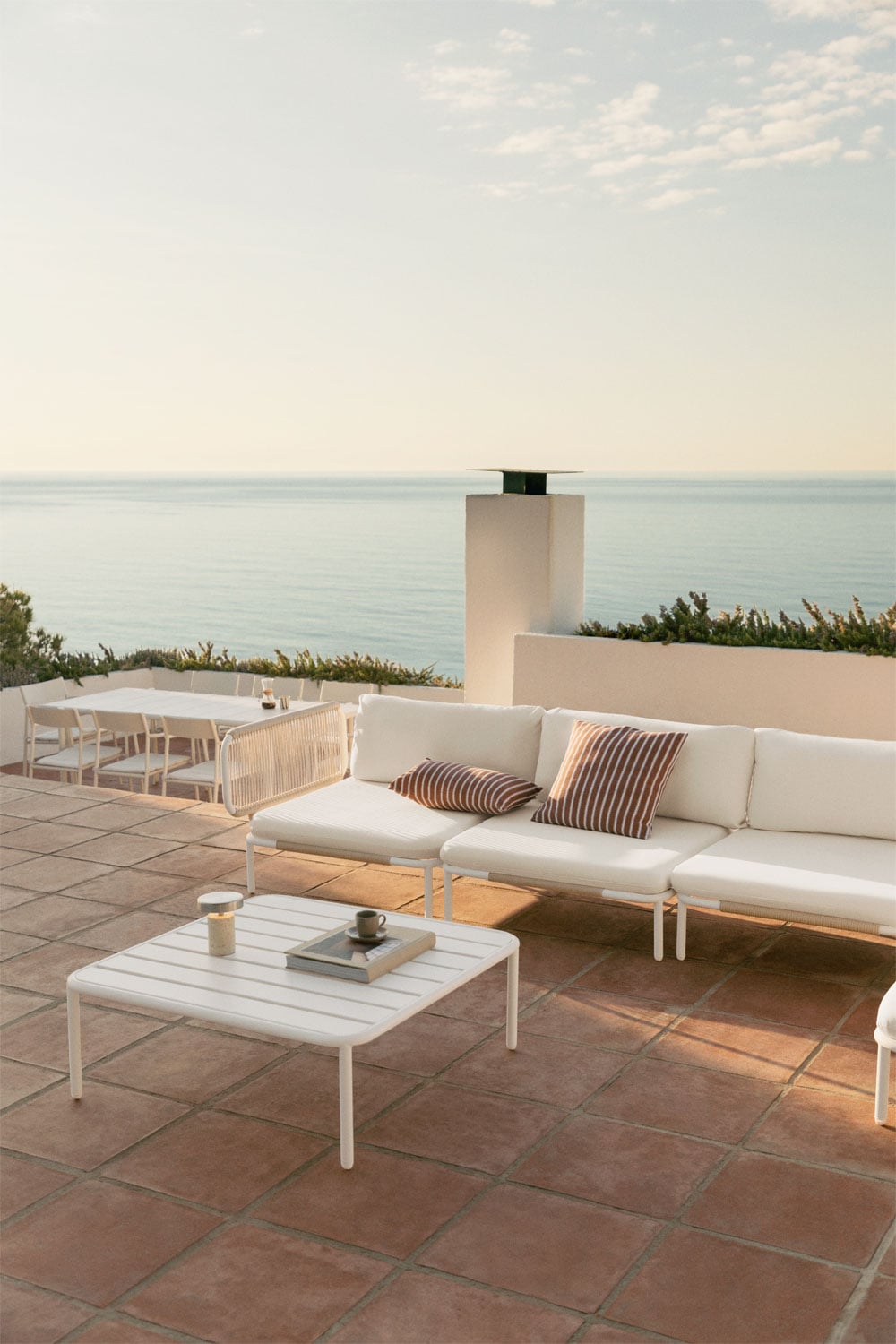Ensemble de jardin avec canapé d'angle modulaire 3 pièces et table basse en acier Roubly, image de la galerie 1
