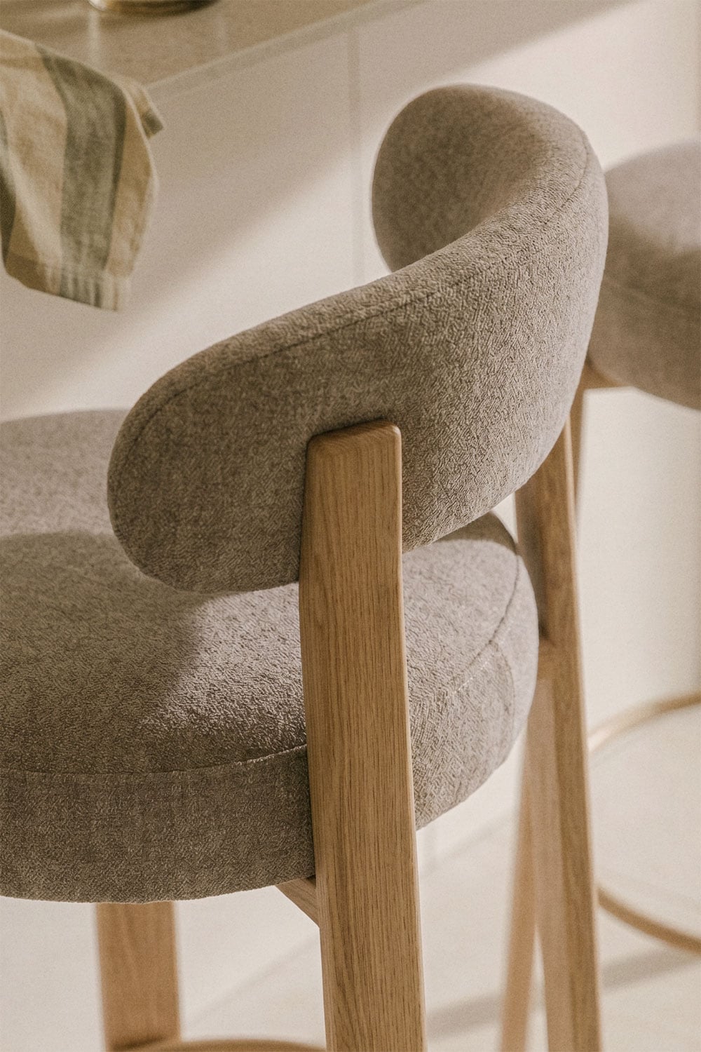 Pack de 2 tabourets hauts avec dossier en tissu chenille et fer Jolie, image de la galerie 2