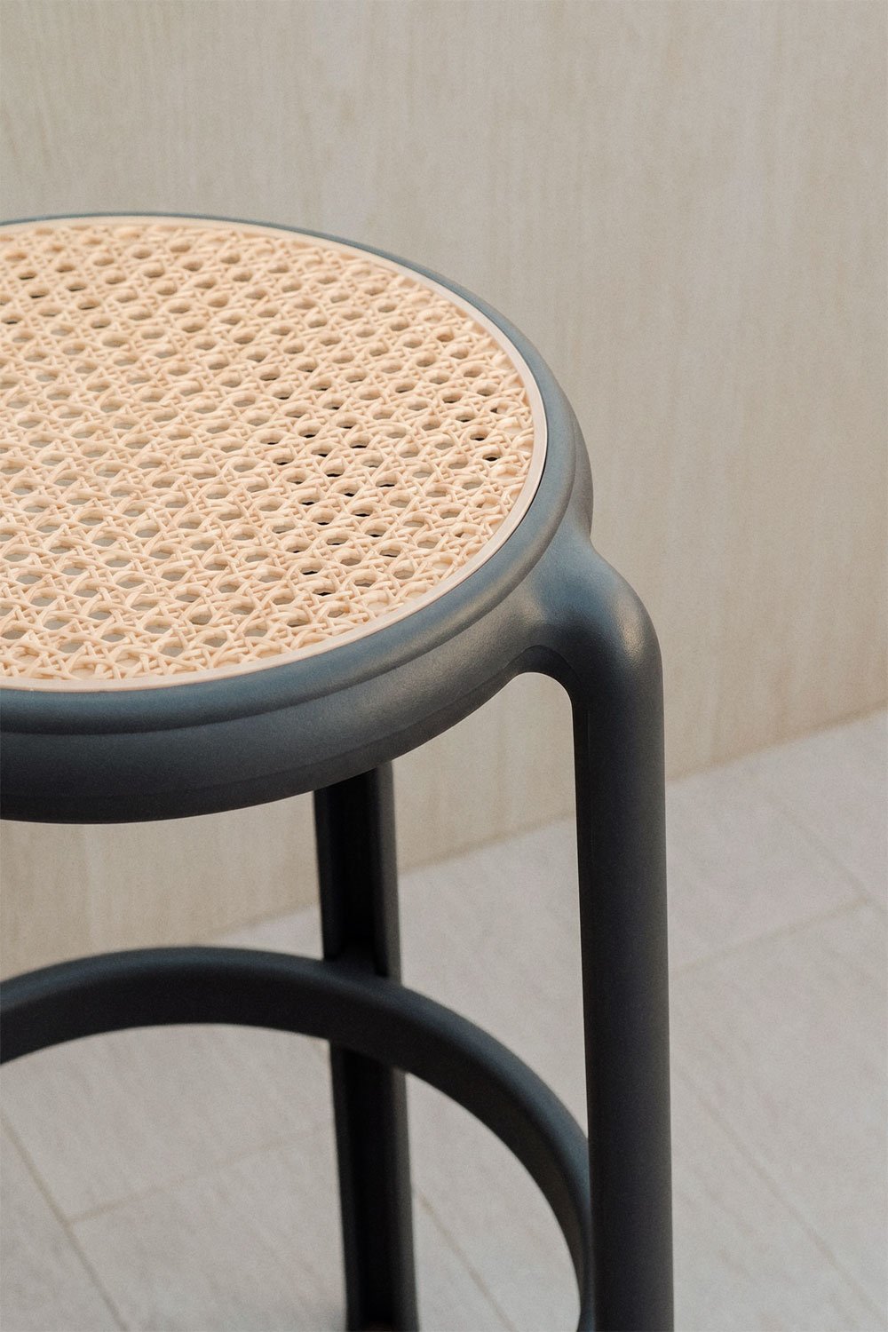 Tabouret haut de jardin 75 cm en polypropylène gris graphite Omara, image de la galerie 2