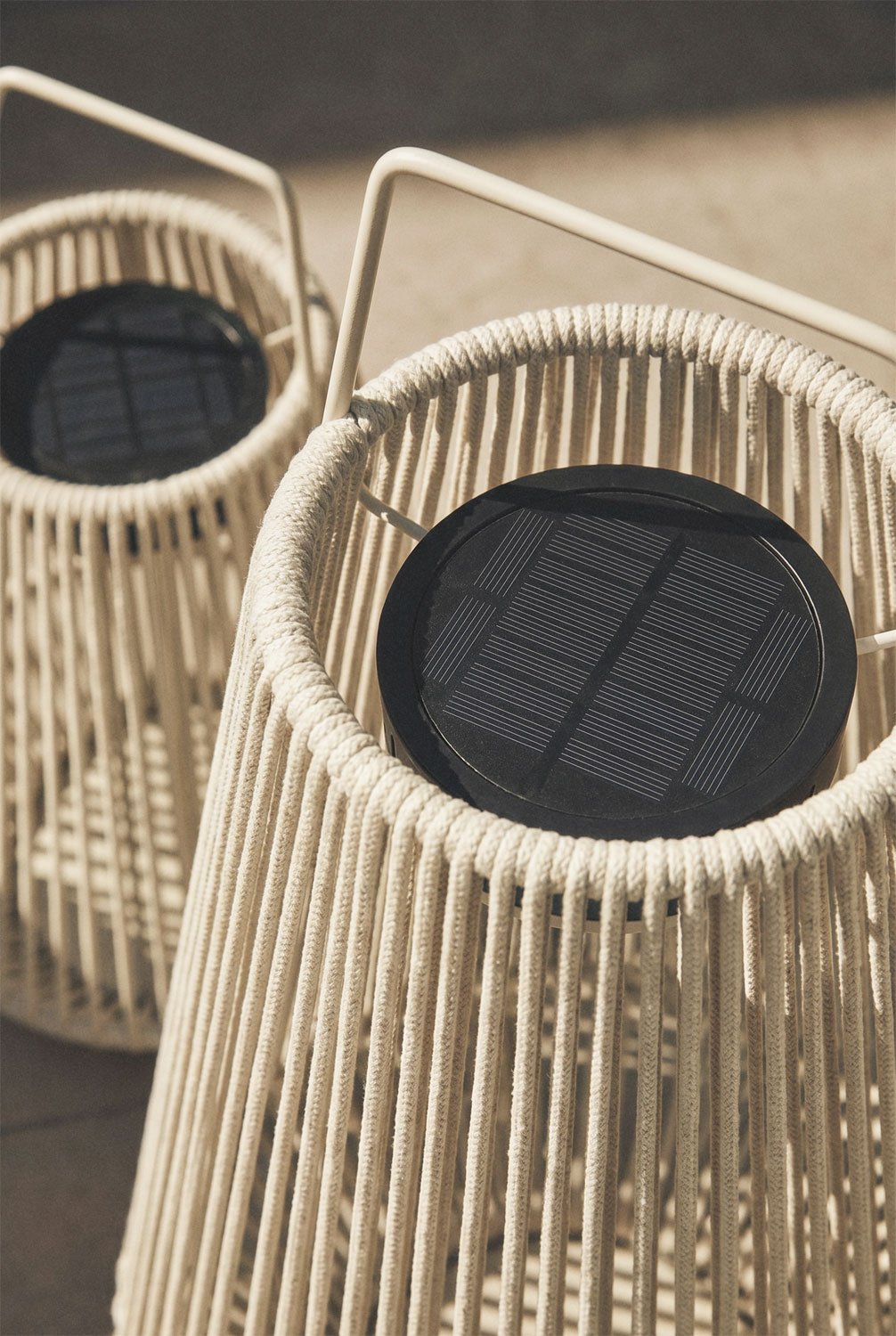 Set de 2 lampes de table solaires LED sans fil pour extérieur en fer et corde tressée Liberian, image de la galerie 2