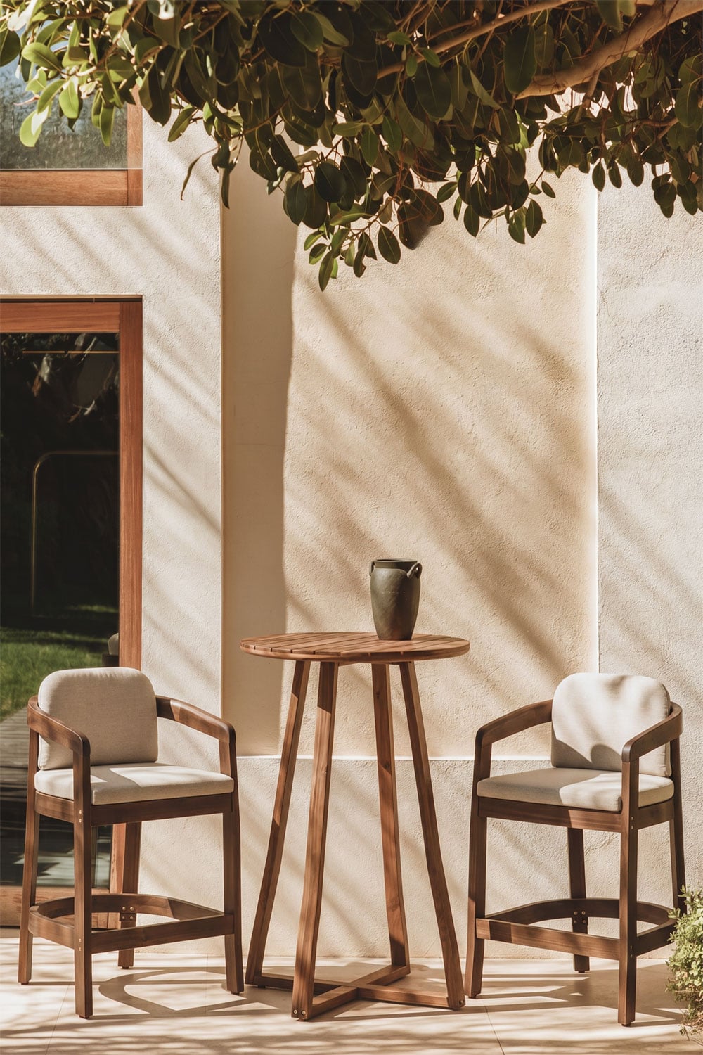 Pack de 2 tabourets hauts de jardin en bois d'acacia Uleno, image de la galerie 1