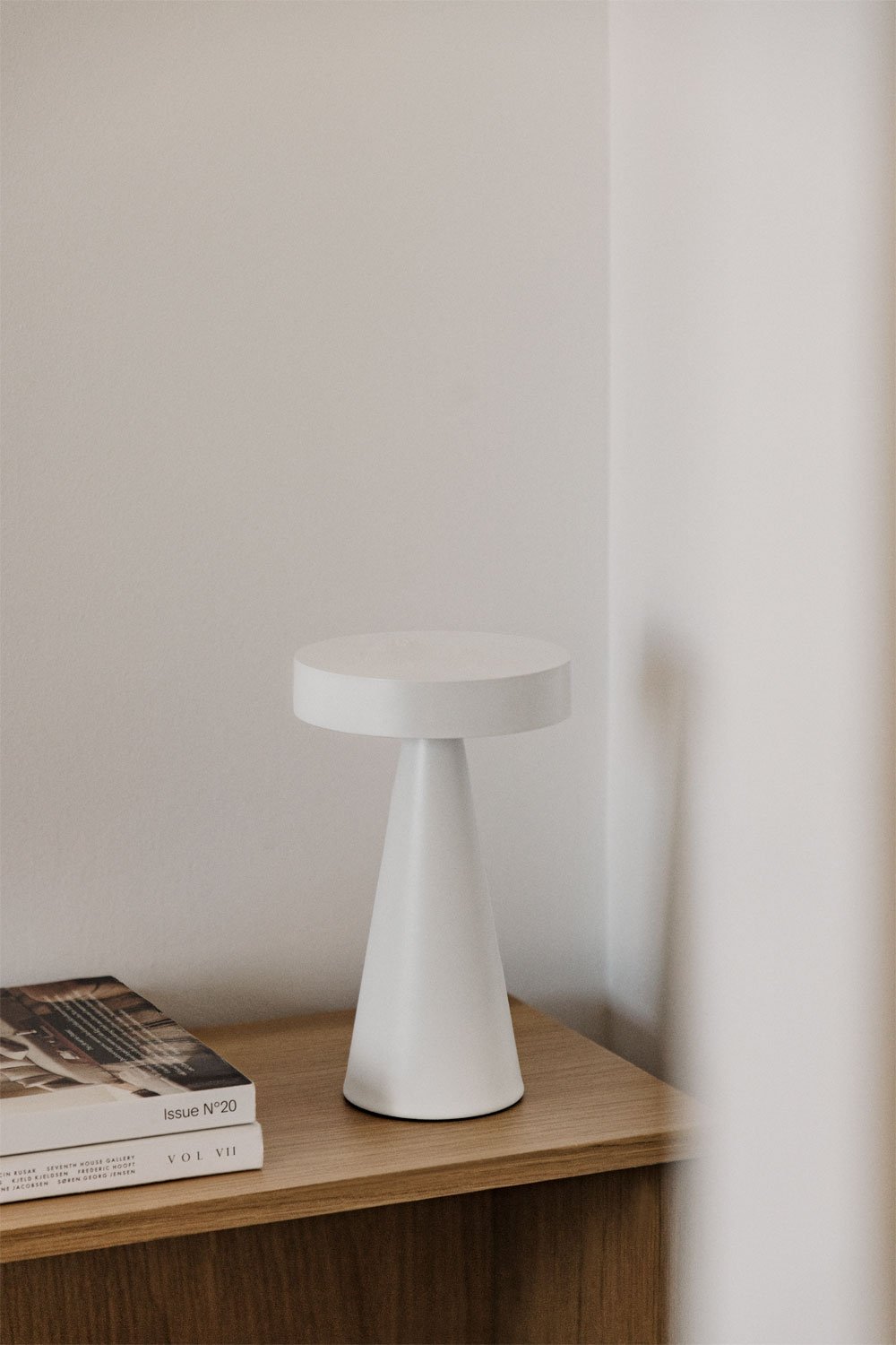 Lampe de table LED sans fil en fer Catinca, image de la galerie 1