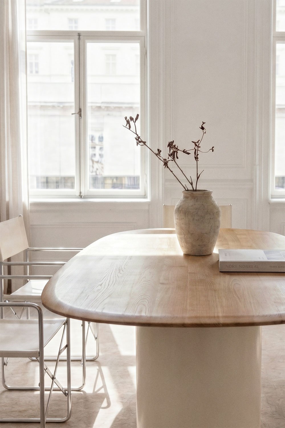 Table de salle à manger ovale en MDF et ciment Lysander, image de la galerie 2