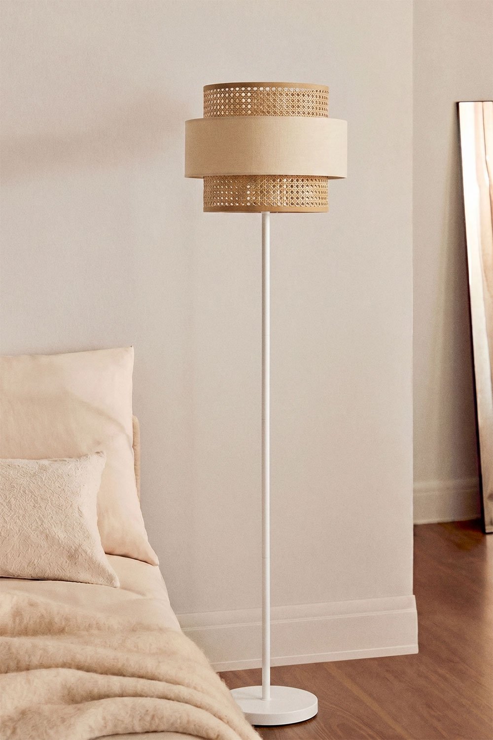 Lampadaire en rotin et fer Satu, image de la galerie 1