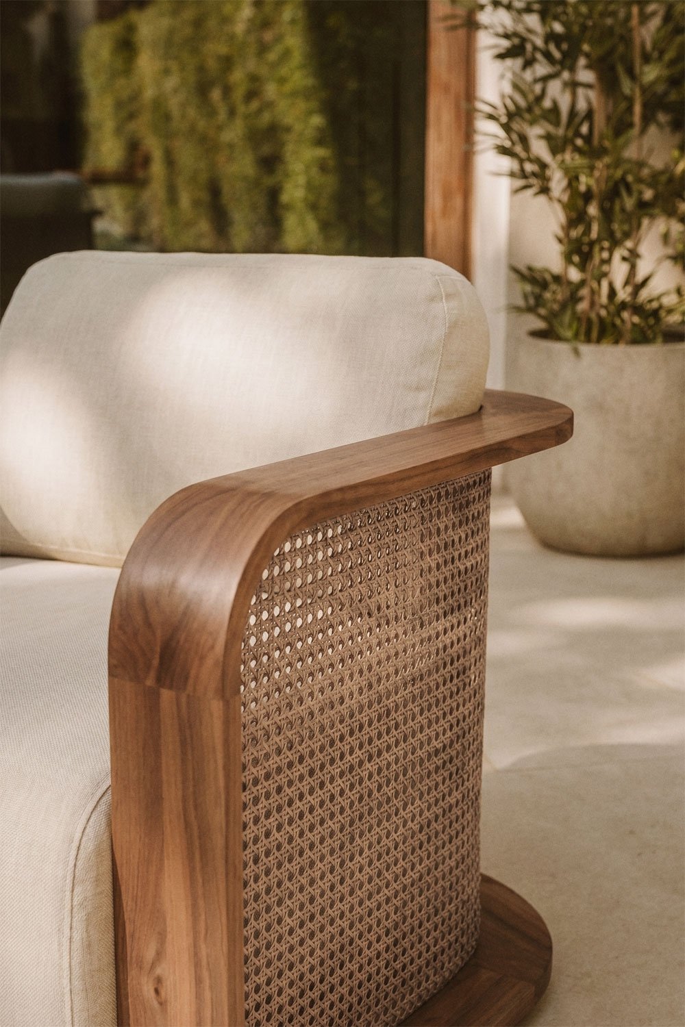Ensemble de jardin avec 2 fauteuils et table basse en bois d'acacia Noira, image de la galerie 2