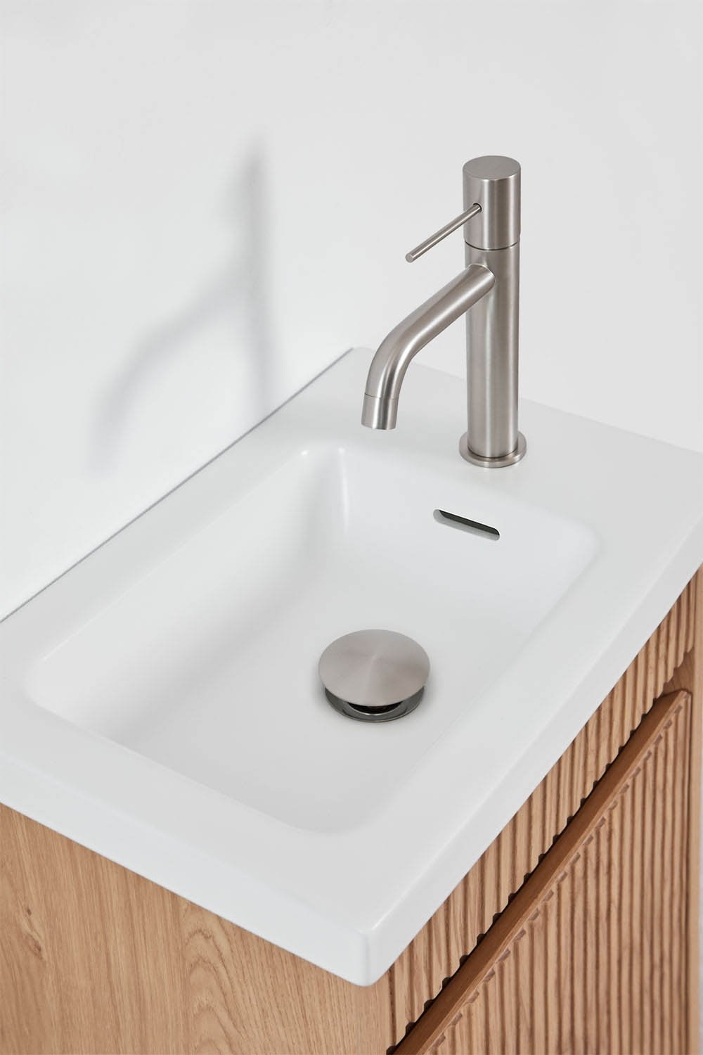 Ensemble meuble de salle de bain suspendu en bois avec lavabo intégré Narek, image de la galerie 5