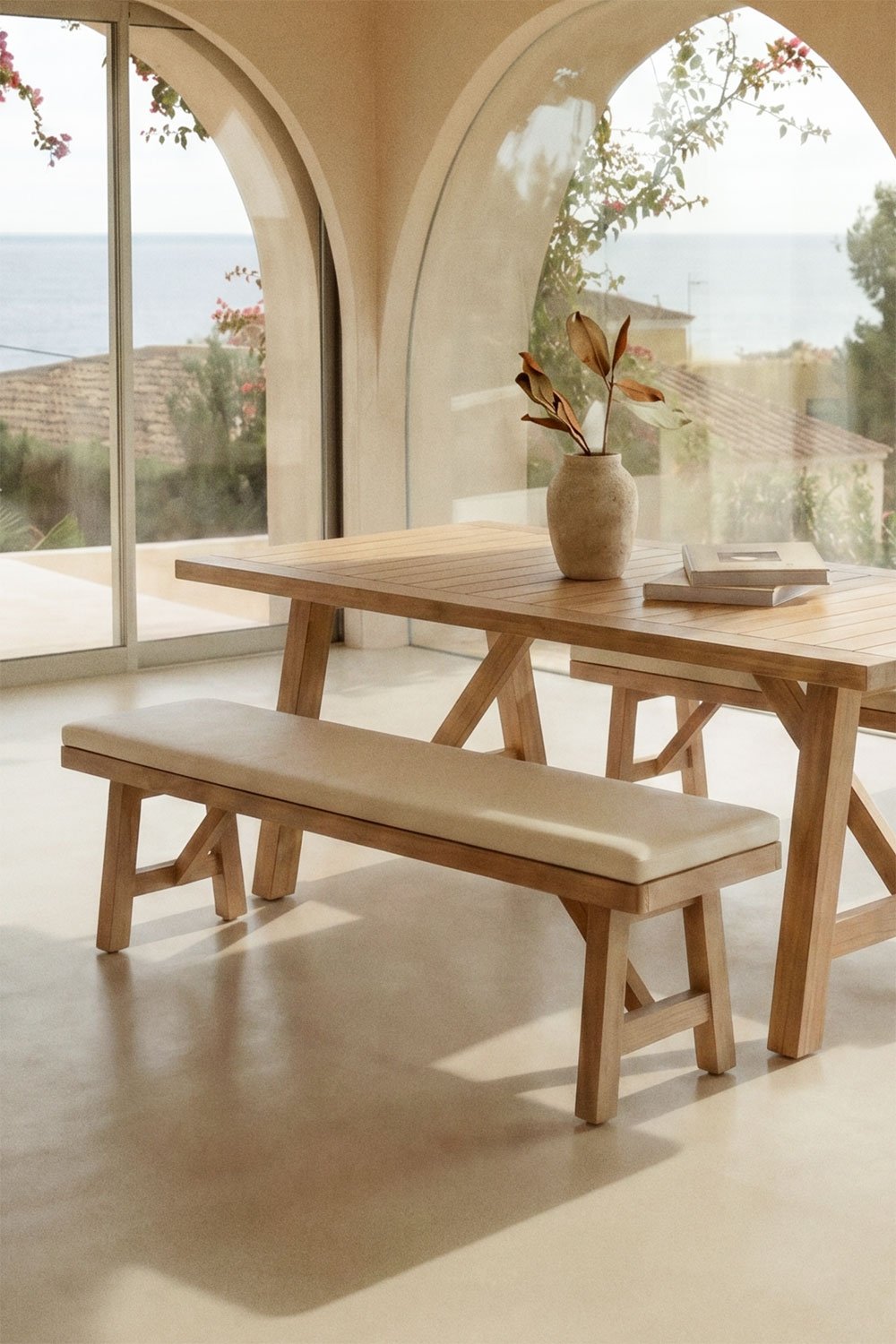 Banc 190 cm en bois d'acacia finition rustique tapissé en tissu blanc gardénia Dubai, image de la galerie 1