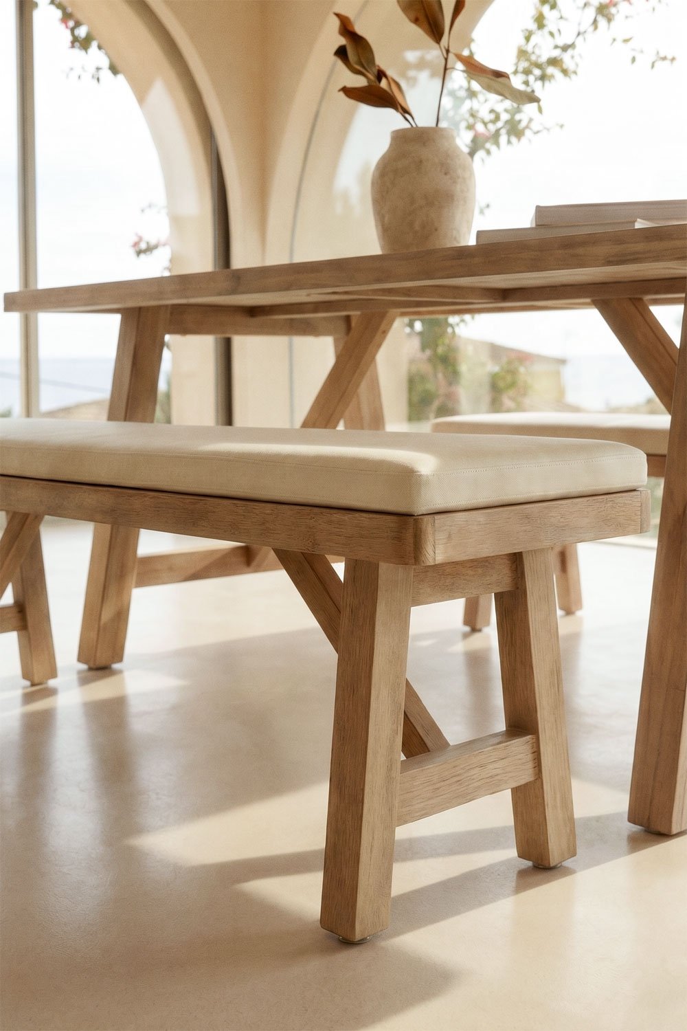 Banc 190 cm en bois d'acacia finition rustique tapissé en tissu blanc gardénia Dubai, image de la galerie 2