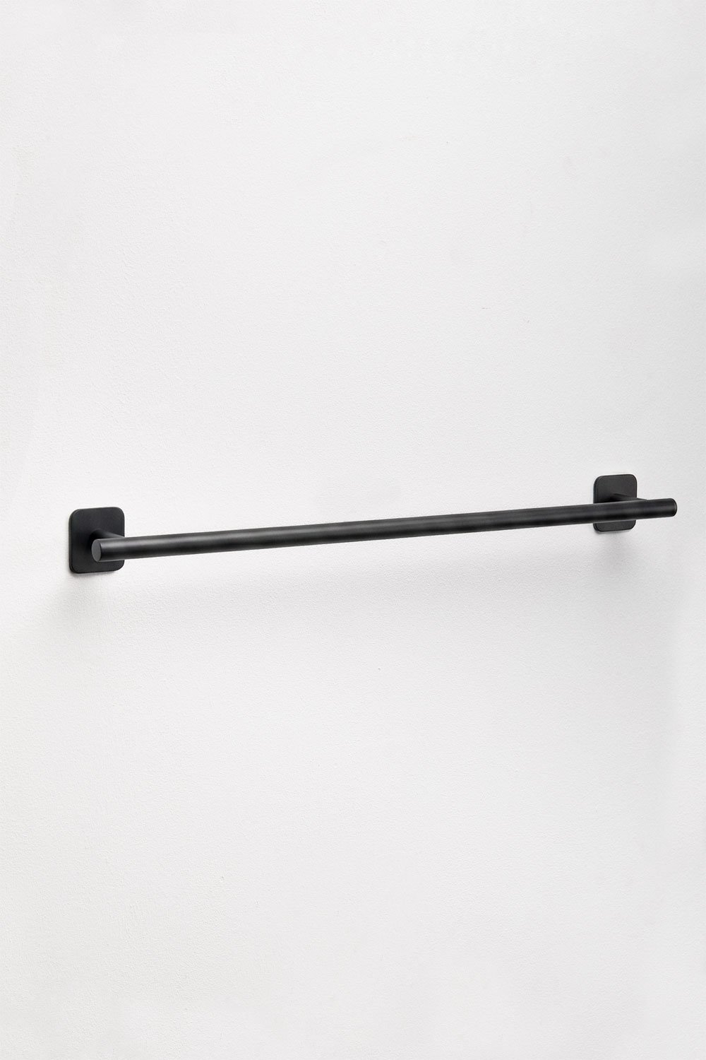 Porte-serviettes mural adhésif avec barre 60 cm pour salle de bain en acier inoxydable noir mat Ondreli, image de la galerie 3