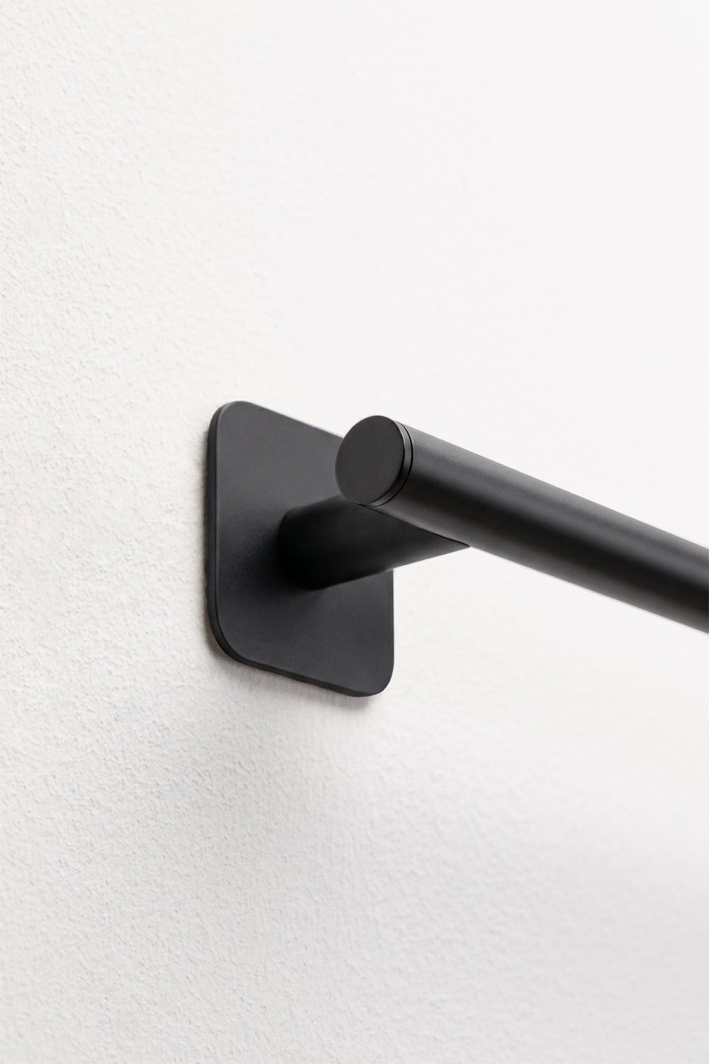 Porte-serviettes mural adhésif avec barre 60 cm pour salle de bain en acier inoxydable noir mat Ondreli, image de la galerie 6