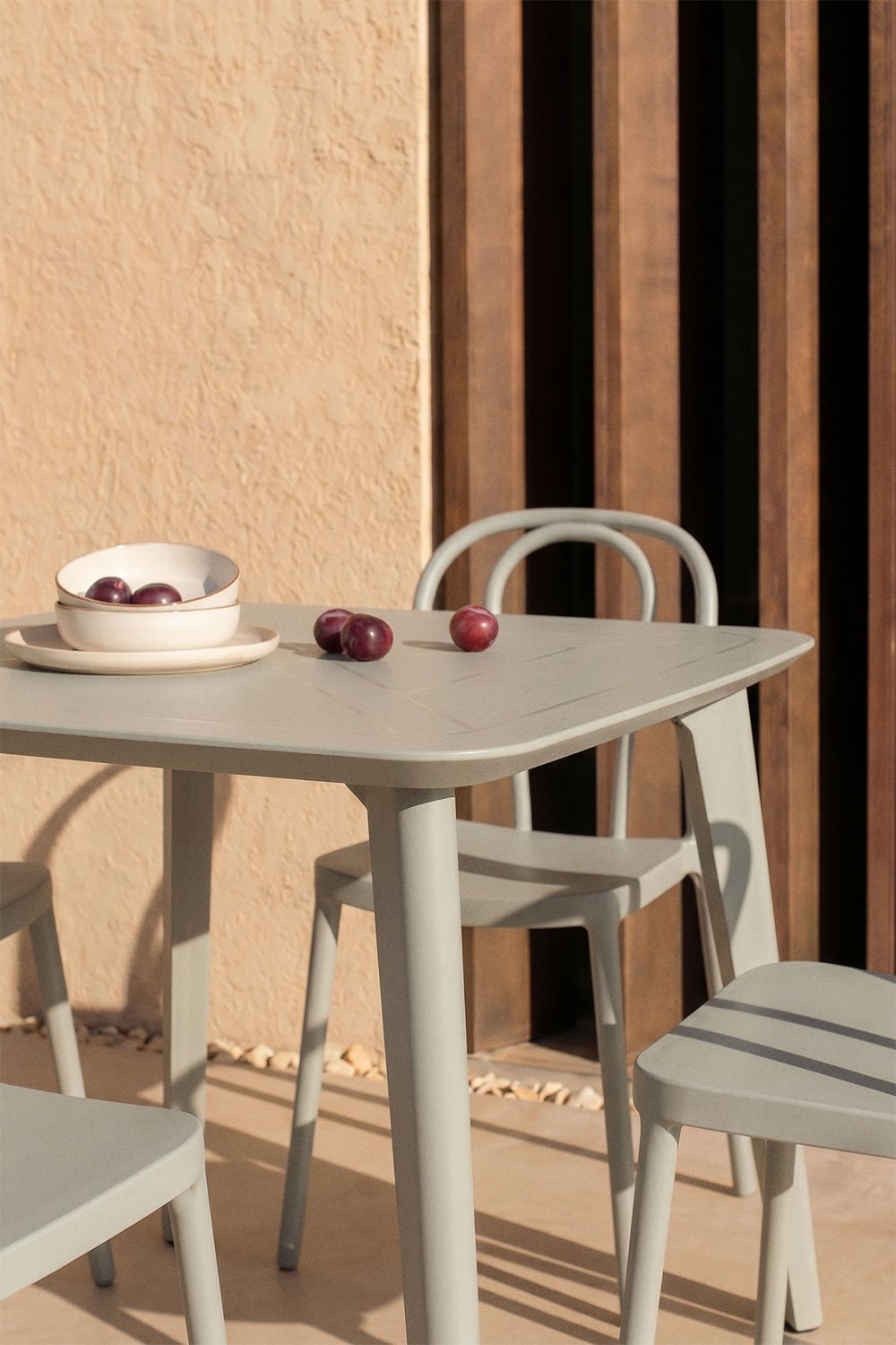 Set de table carrée 85x85 cm Scand et 4 chaises de jardin empilables en polypropylène Mizzi, image de la galerie 2