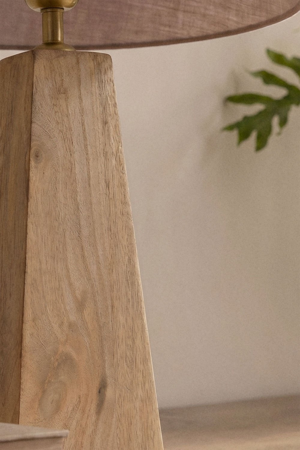 Lampe de table en bois de manguier Taraua, image de la galerie 2