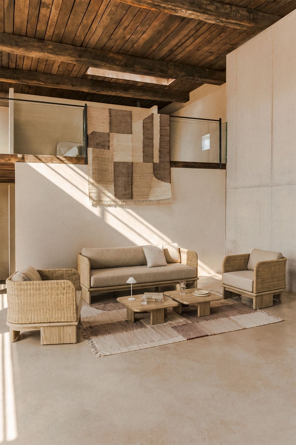 Ensemble de salon avec canapé 3 places, 2 fauteuils et 2 tables basses 70x70 cm en rotin et bois d'acacia Famara, image de la galerie 1