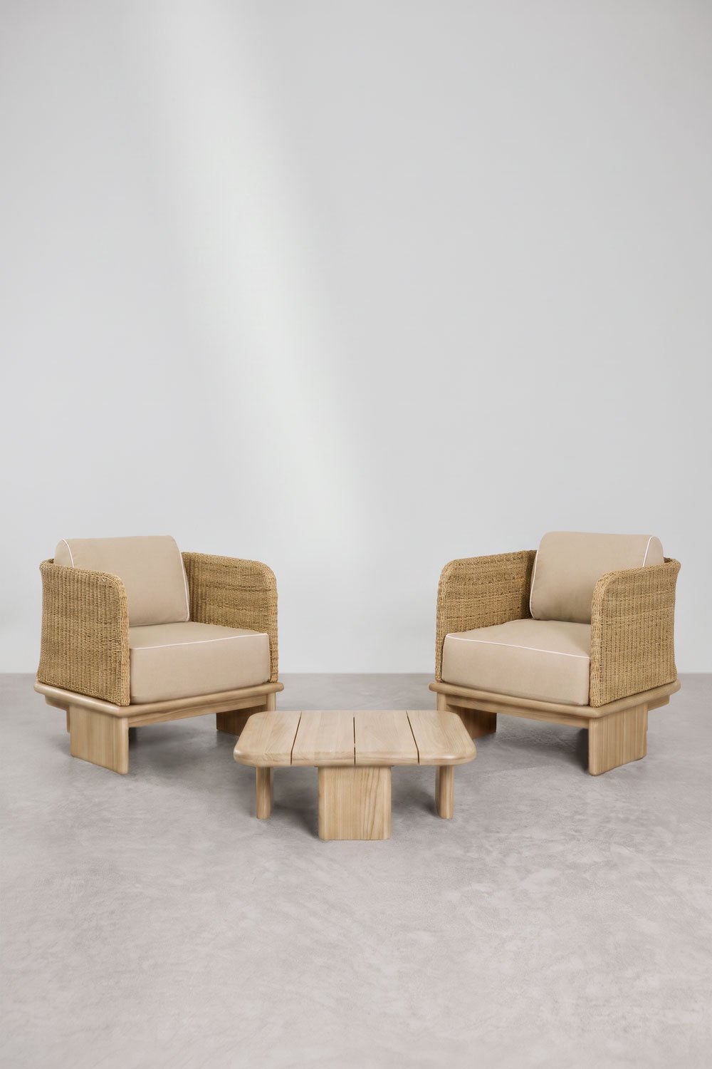 Ensemble de salon avec 2 fauteuils et table basse carrée 70x70 cm en rotin et bois d'acacia Famara, image de la galerie 3