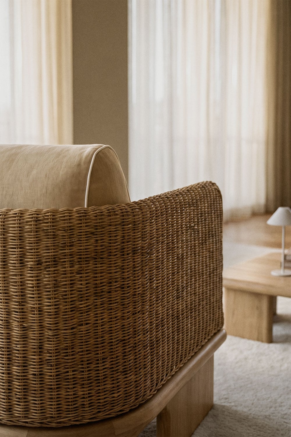 Ensemble de salon avec 2 fauteuils et table basse carrée 70x70 cm en rotin et bois d'acacia Famara, image de la galerie 2