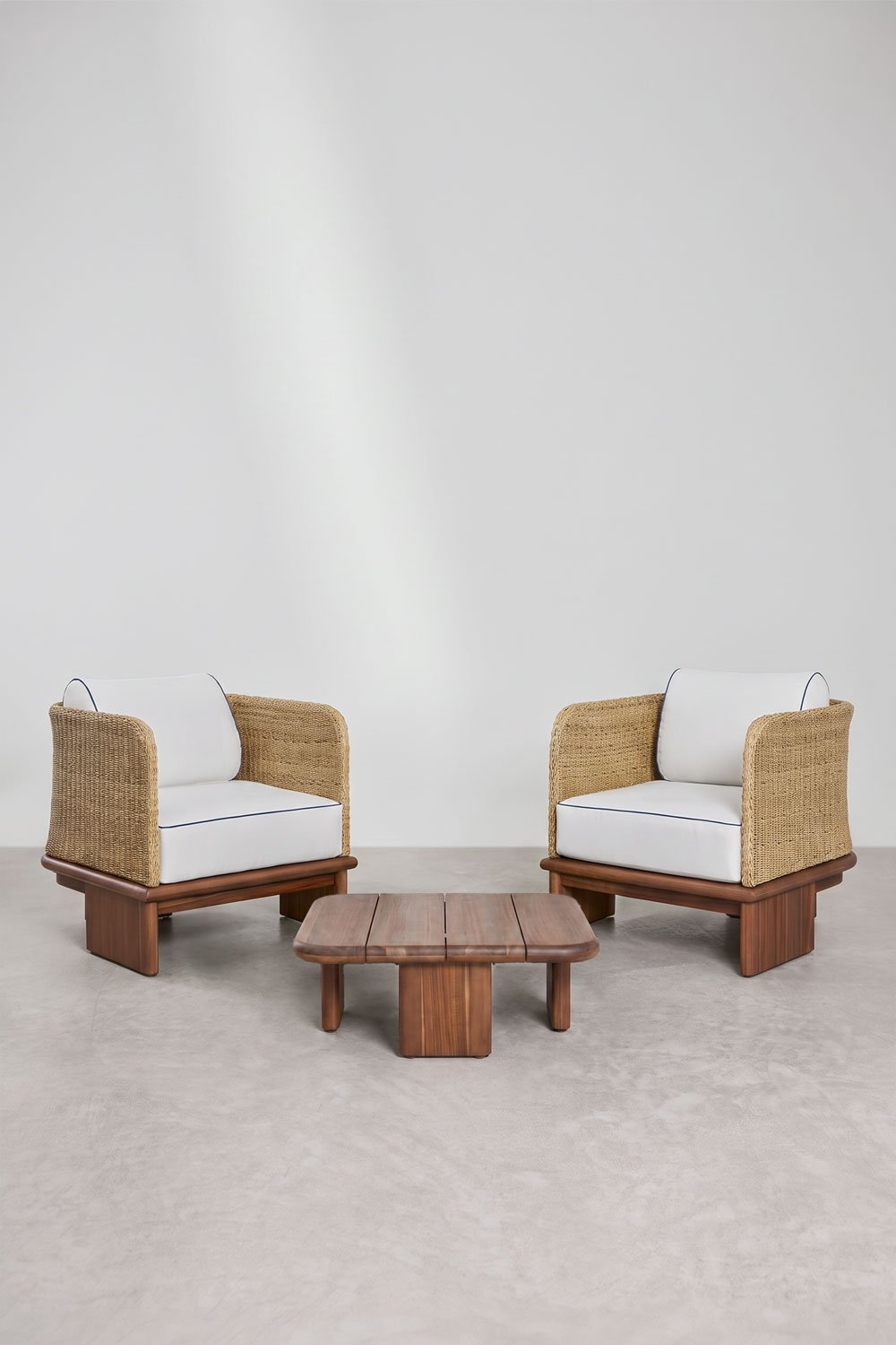 Ensemble de salon avec 2 fauteuils et table basse carrée 70x70 cm en rotin et bois d'acacia Famara, image de la galerie 3