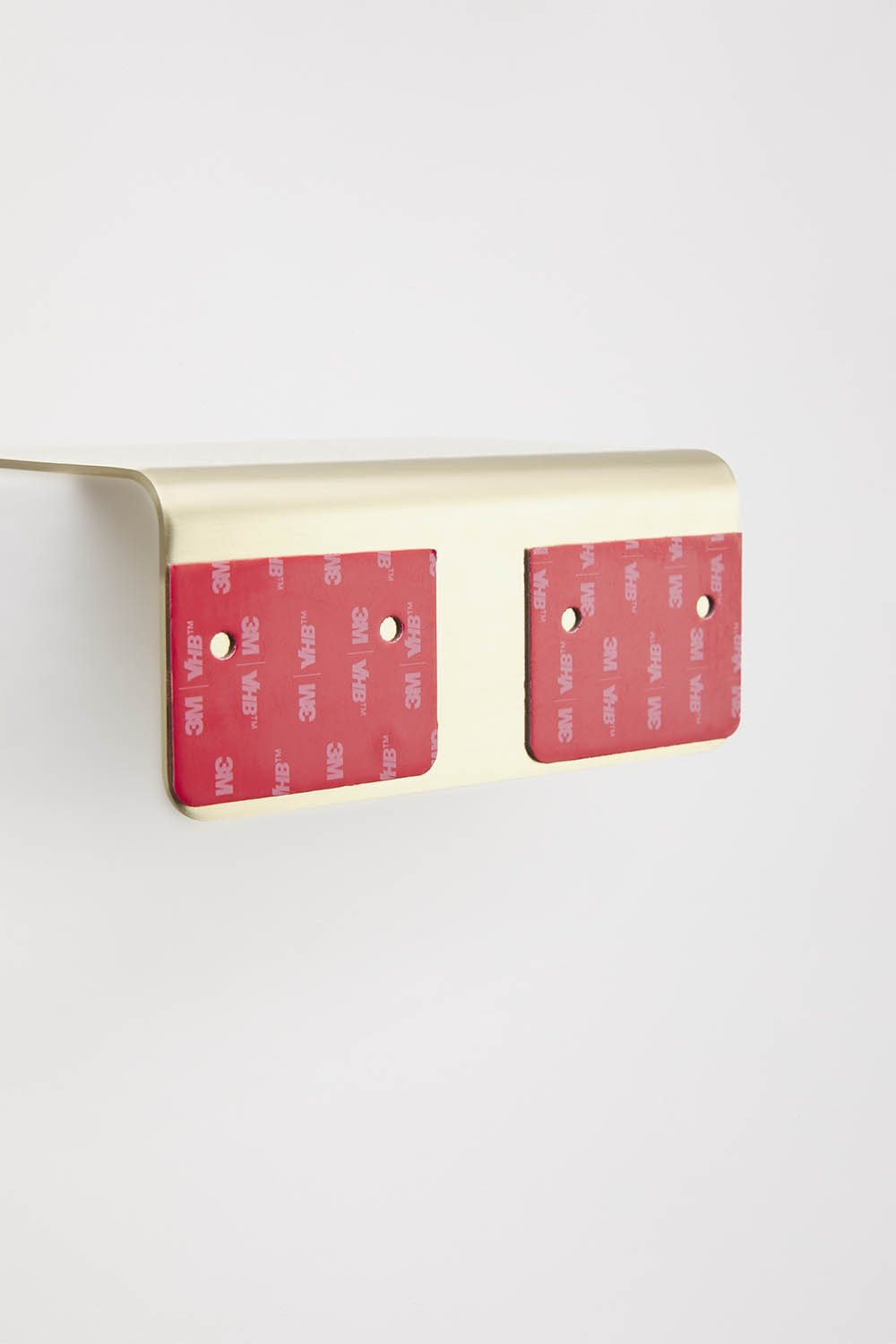 Porte-papier toilette adhésif avec tablette pour salle de bain en acier inoxydable doré brossé Ondreli, image de la galerie 7