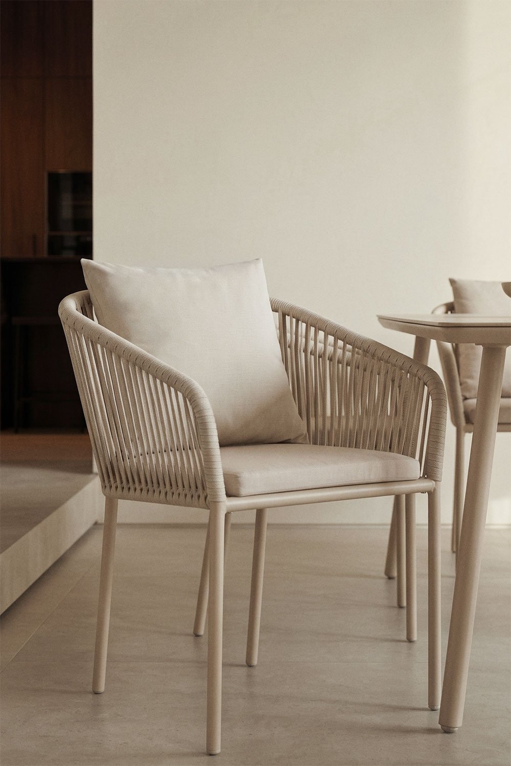 Chaise de salle à manger avec accoudoirs en corde tressée Arhiza Classic, image de la galerie 1