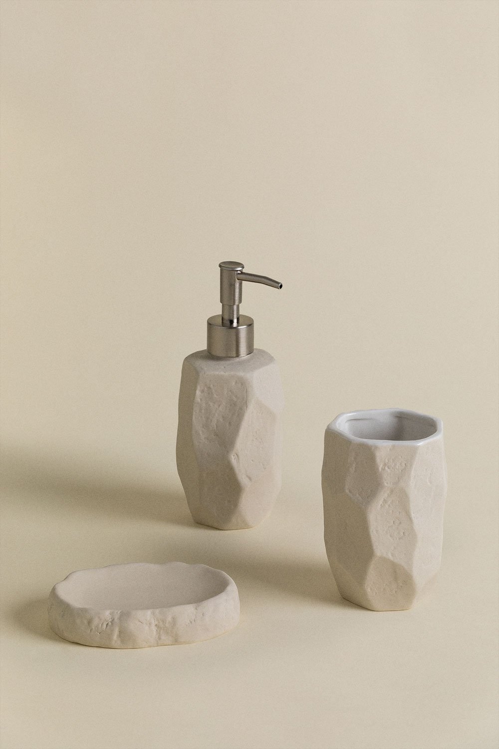 Set de salle de bain en grès blanc Rixten, image de la galerie 2