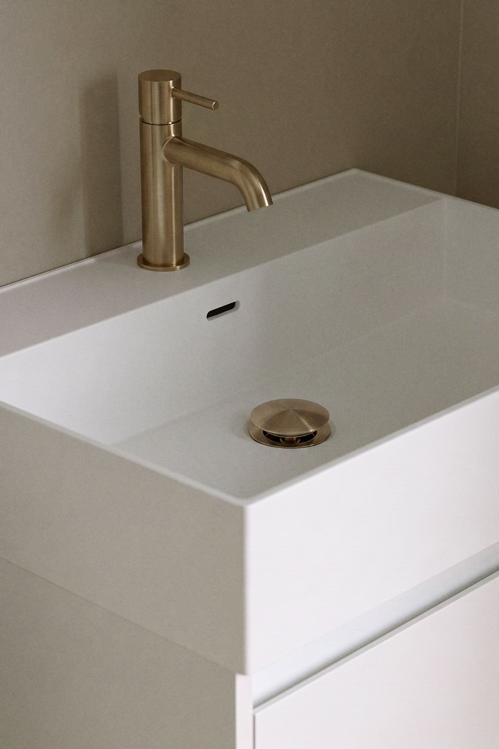 Ensemble meuble de salle de bain suspendu 60x40 cm en bois avec lavabo intégré Genevie, image de la galerie 2