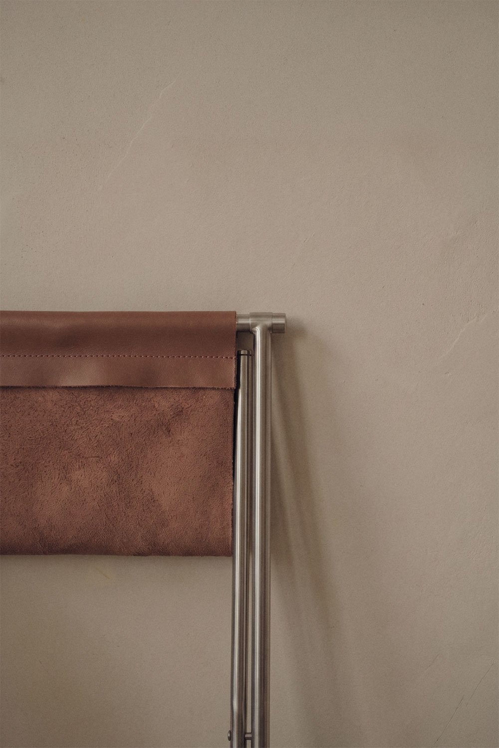 Tabouret bas pliant 50 cm en cuir et acier inoxydable Dravena, image de la galerie 3
