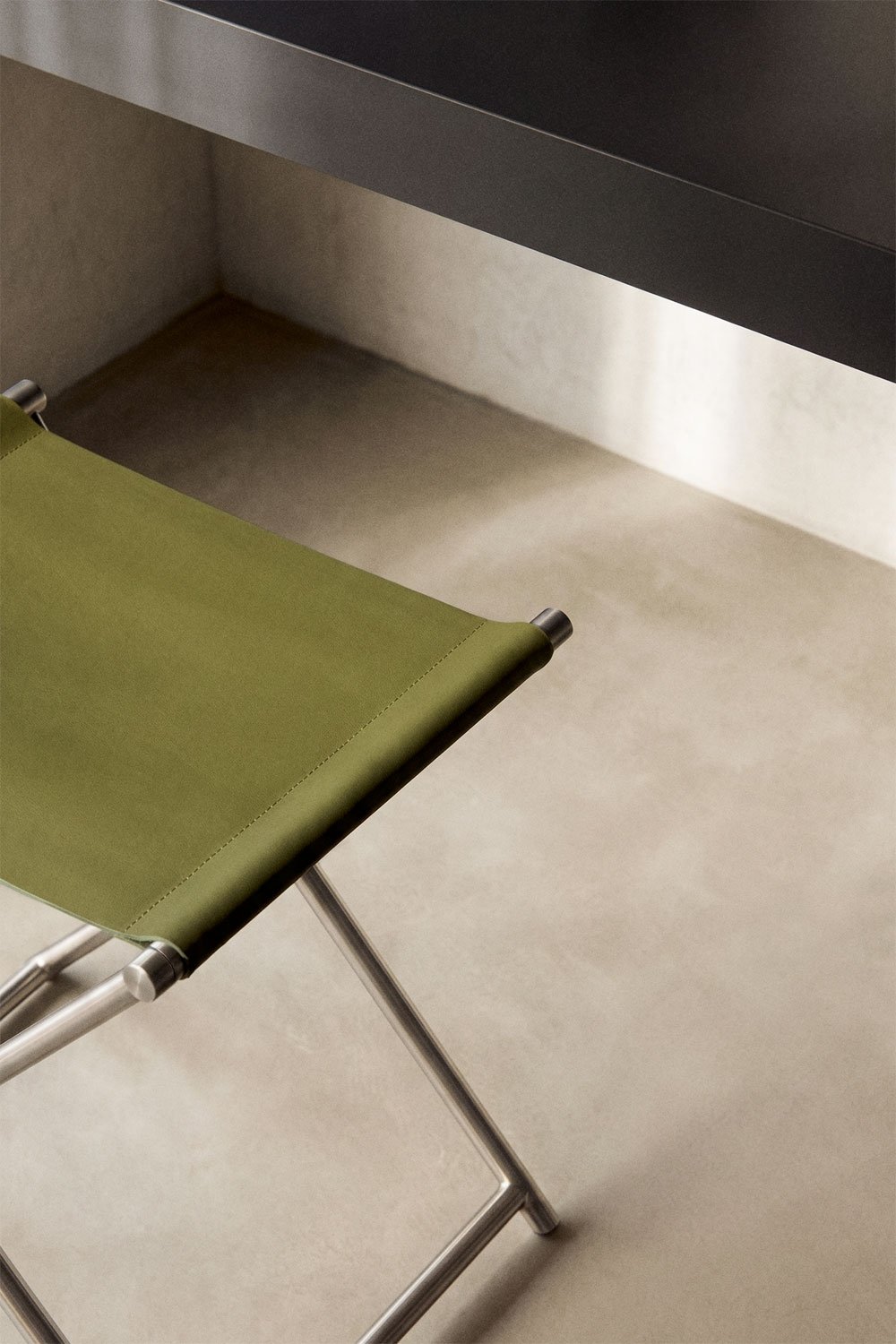 Tabouret bas pliant 50 cm en cuir et acier inoxydable Dravena, image de la galerie 2