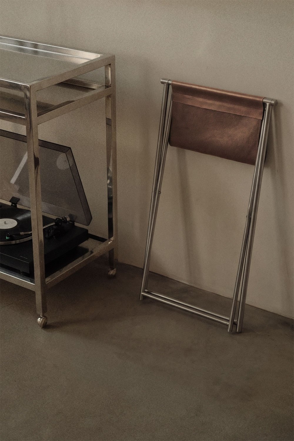 Tabouret bas pliant 50 cm en cuir et acier inoxydable Dravena, image de la galerie 2