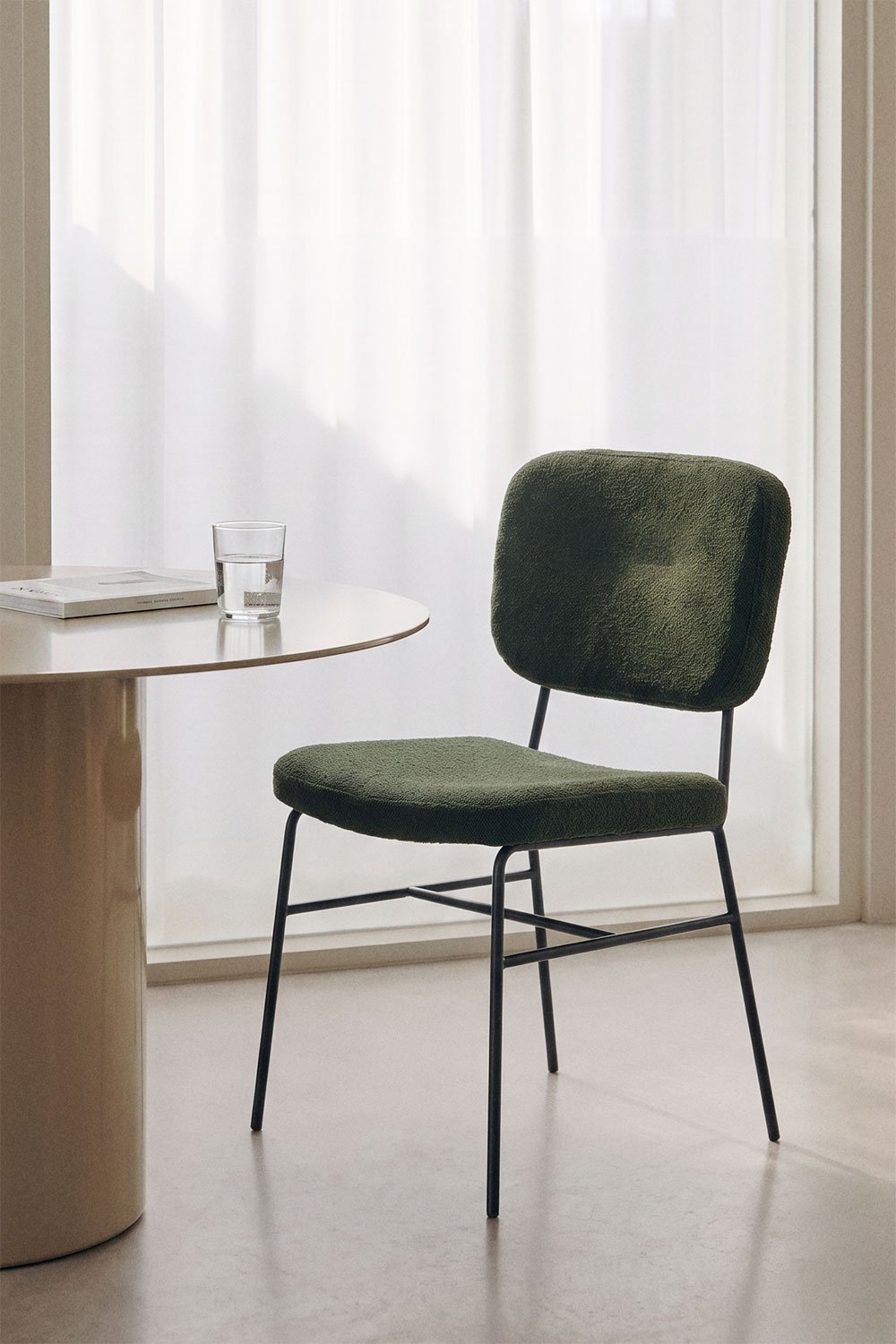 Chaise de salle à manger rembourrée Milih, image de la galerie 1