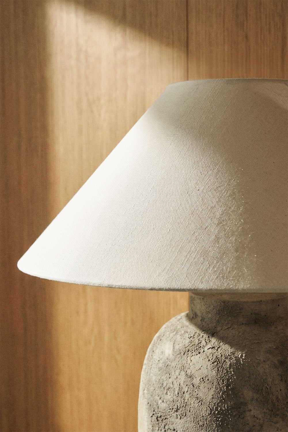 Lampe de table en lin et fibre de verre Selivan, image de la galerie 2