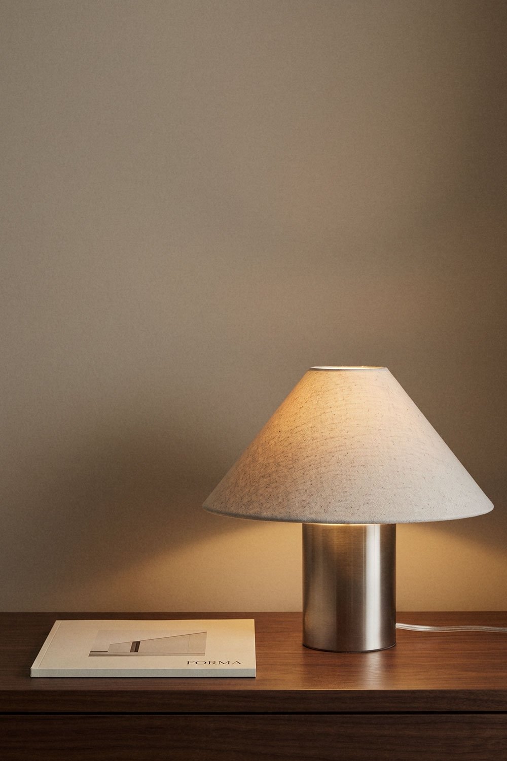Lampe de table en lin et fer Barak, image de la galerie 2