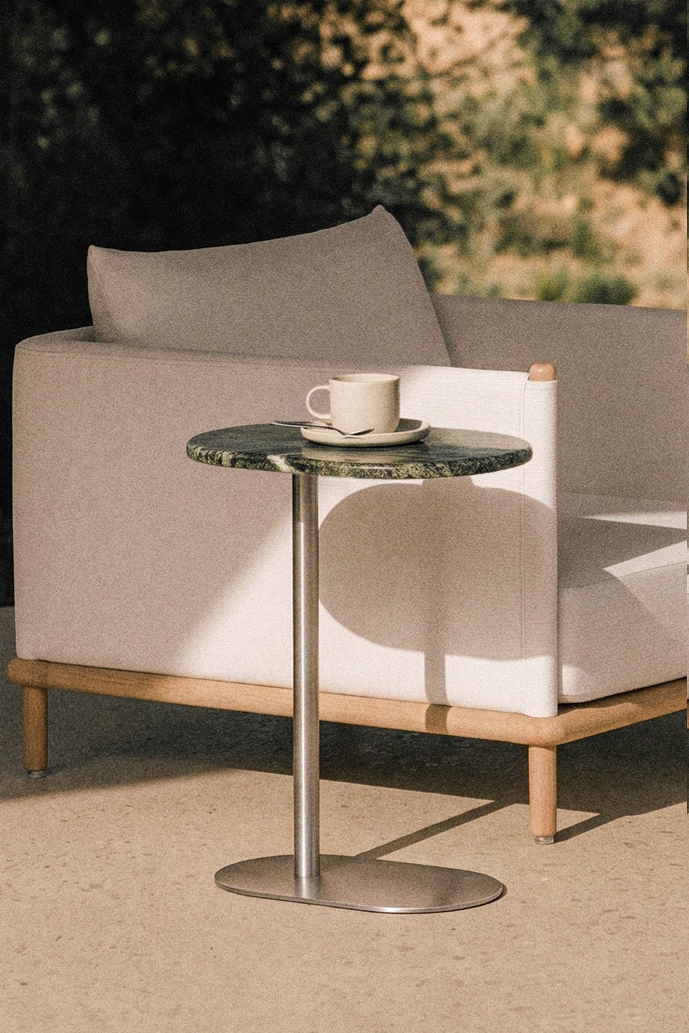 Table d'appoint de jardin ovale 45x25 cm en acier inoxydable et marbre Lumair, image de la galerie 1