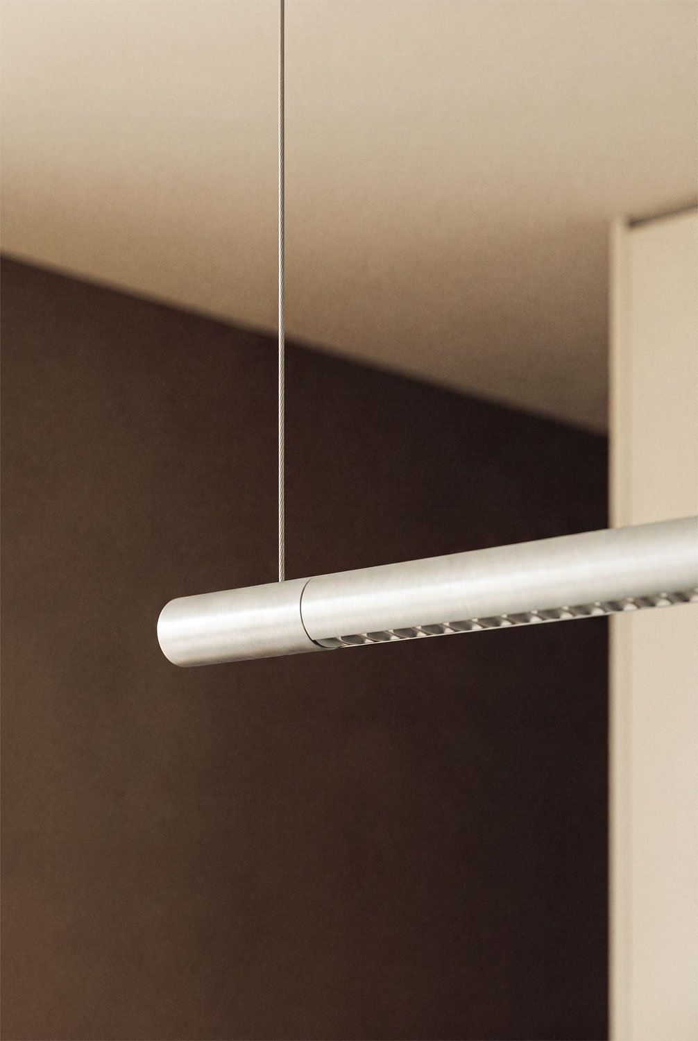 Suspension linéaire LED 120 cm avec lumière indirecte en aluminium Lirela, image de la galerie 2