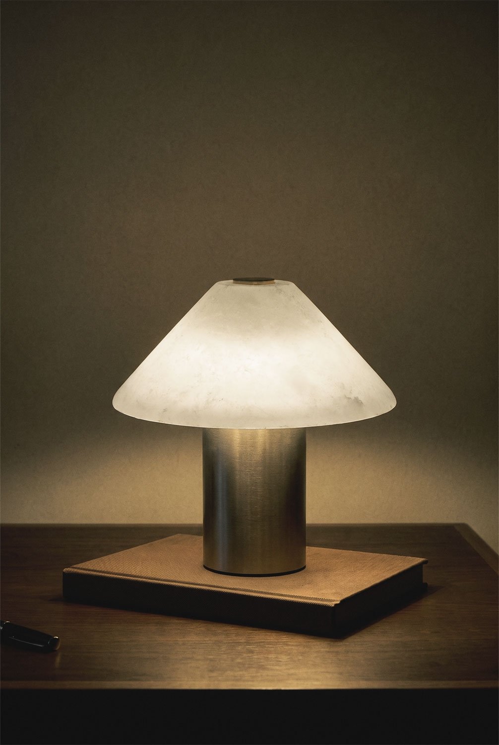 Lampe de table LED sans fil en albâtre et fer Barak, image de la galerie 2