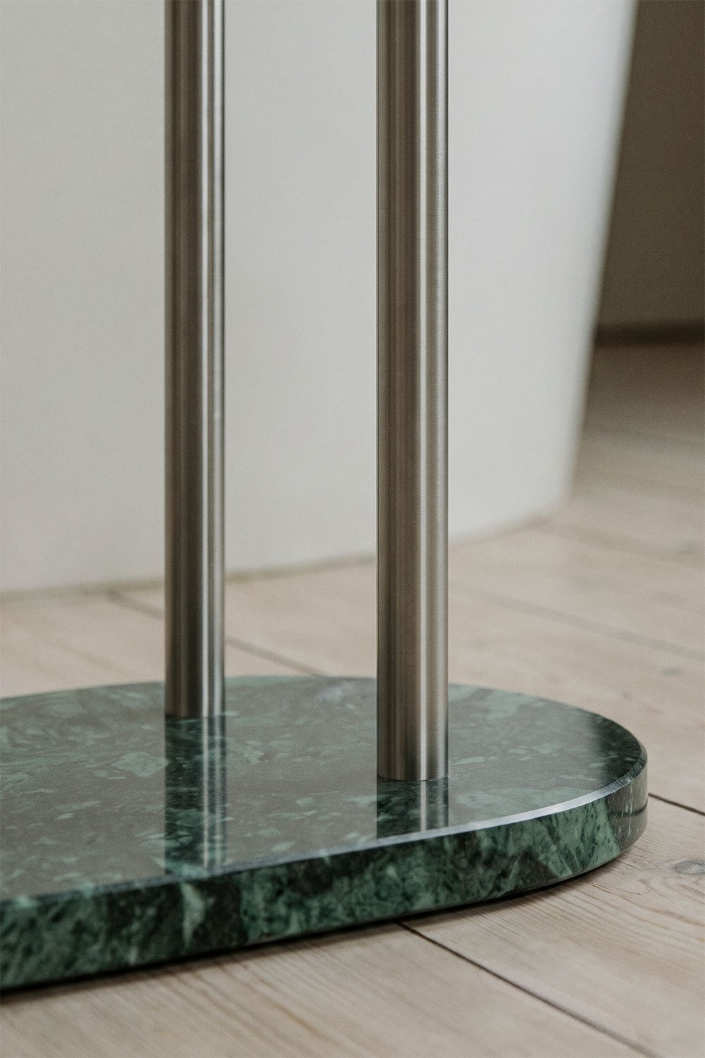 Porte-serviettes sur pied en pierre naturelle et acier inoxydable Eravni, image de la galerie 2
