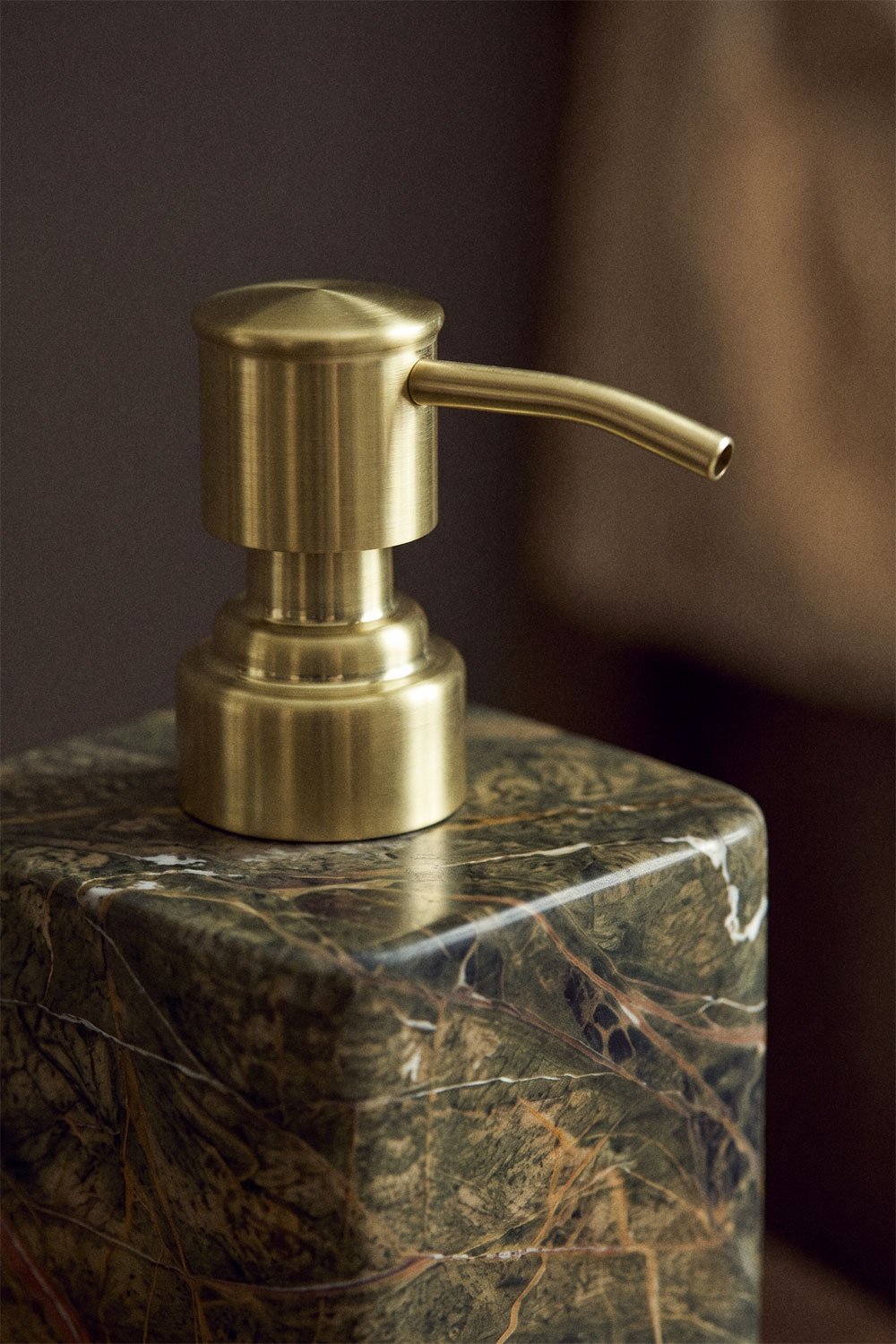Distributeur de savon en pierre naturelle Lyrda, image de la galerie 2